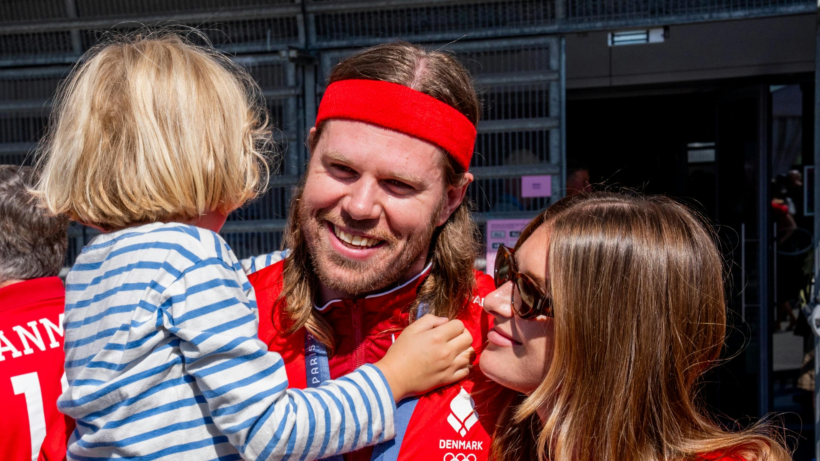 Mikkel Hansen med barn og kone. 