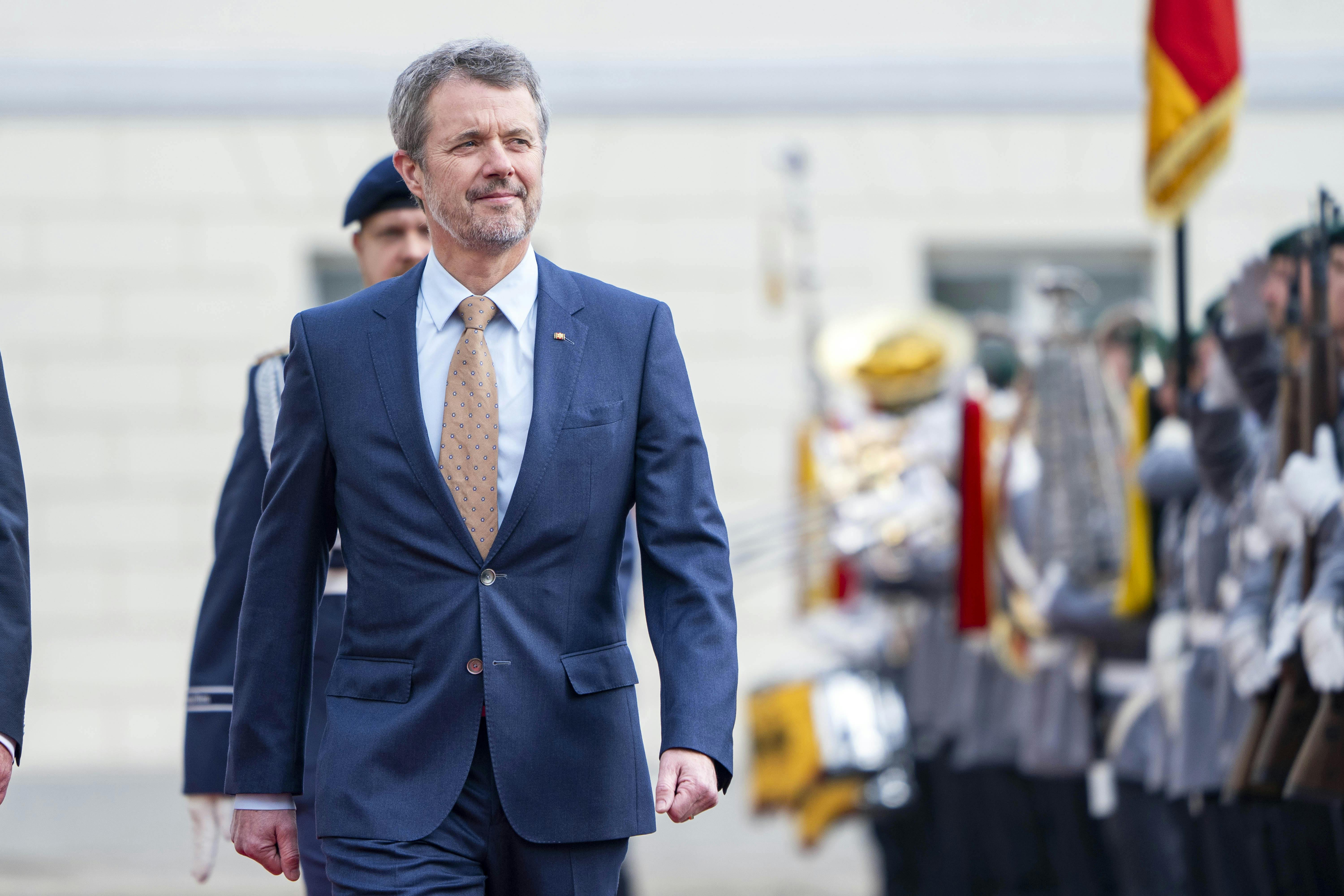 Kong Frederik ankommer til Schloss Bellevue. 