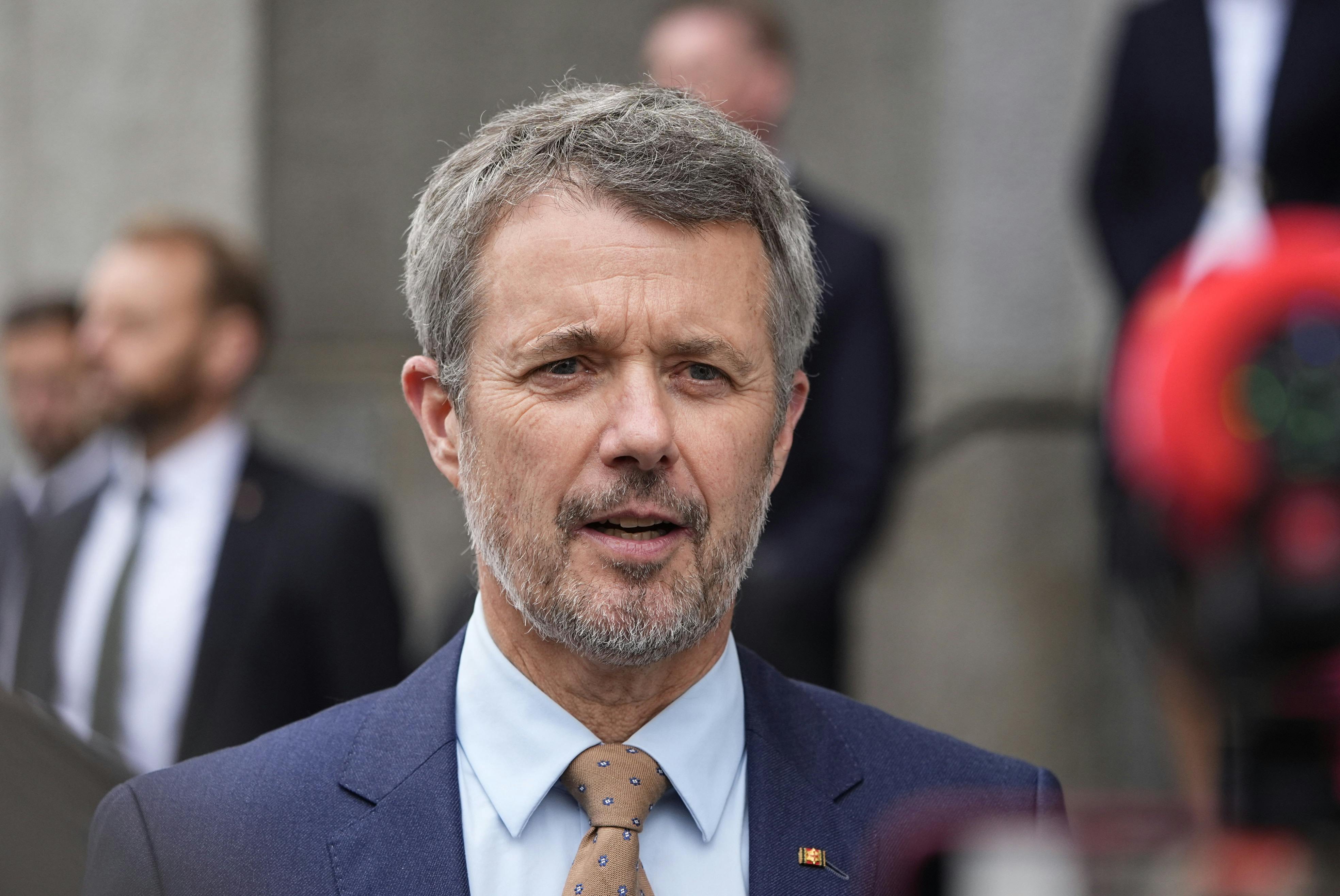 Storkorset var tydeligt at spotte på kong Frederiks jakke, da dagen gik i gang.