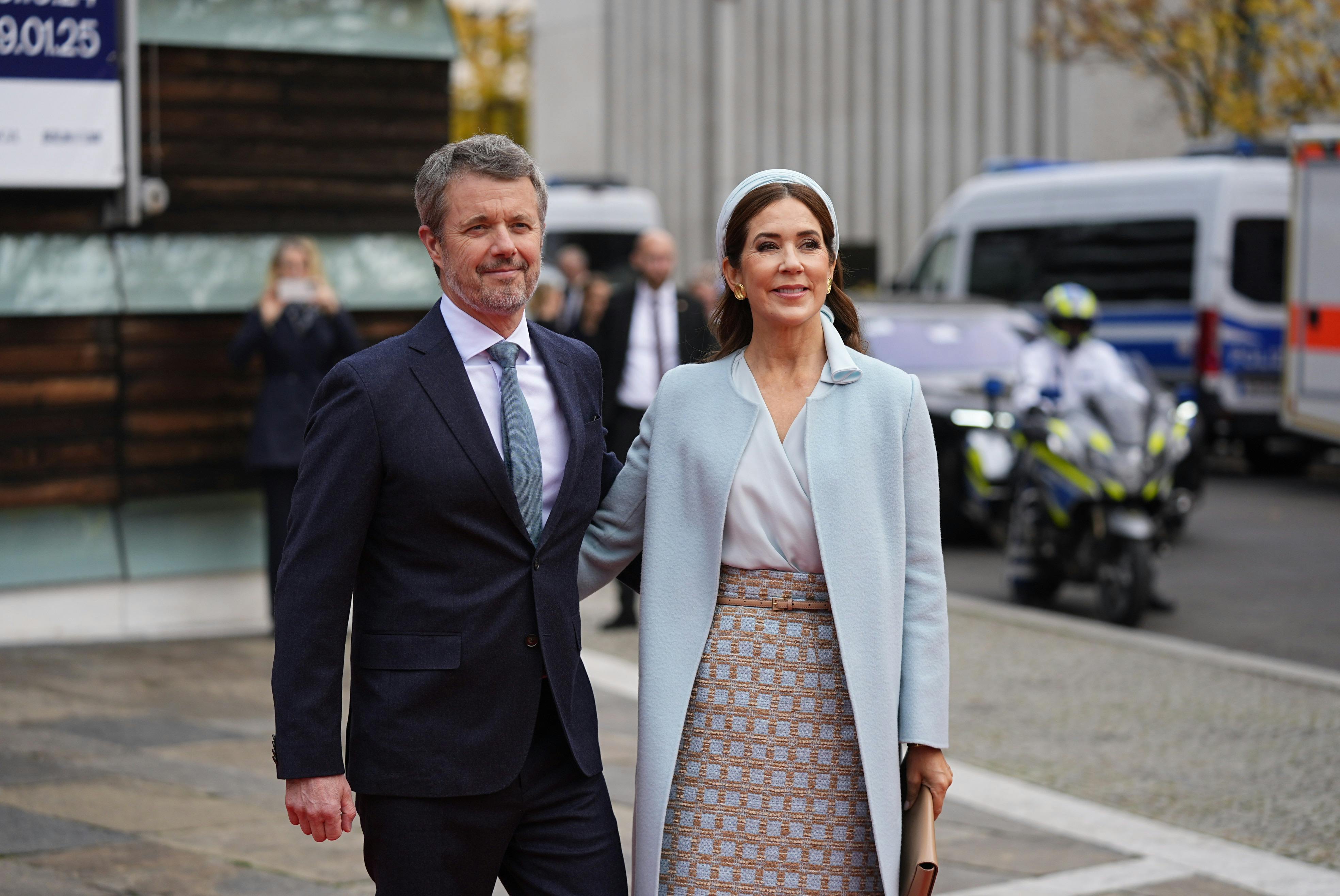 Kong Frederik var få timer efter iført et blåt slips.