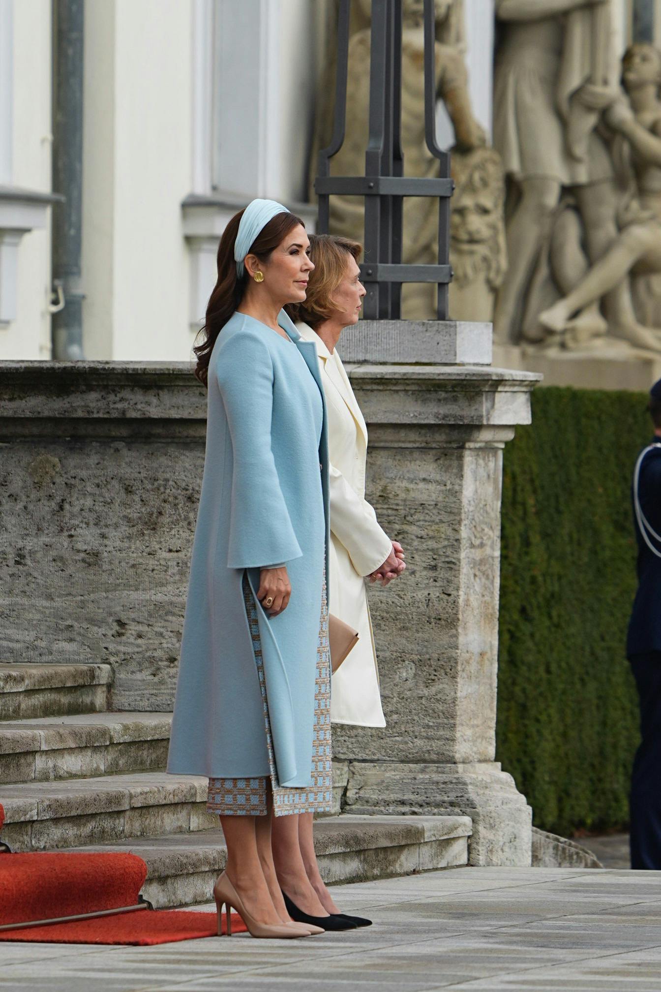 Dronning Mary med stiletterne på.