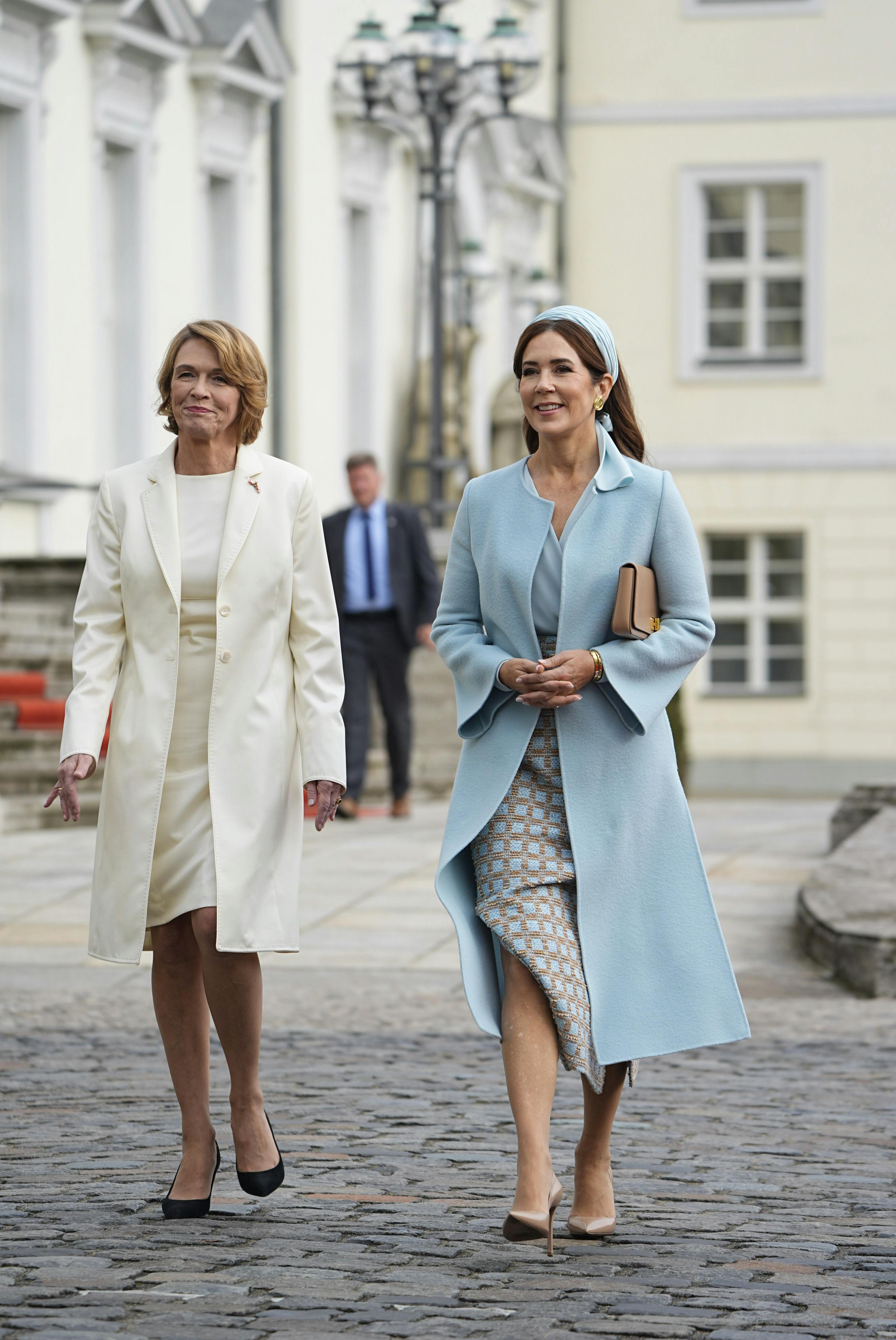 Dronning Mary vandrer problemfrit hen over brostenene. 