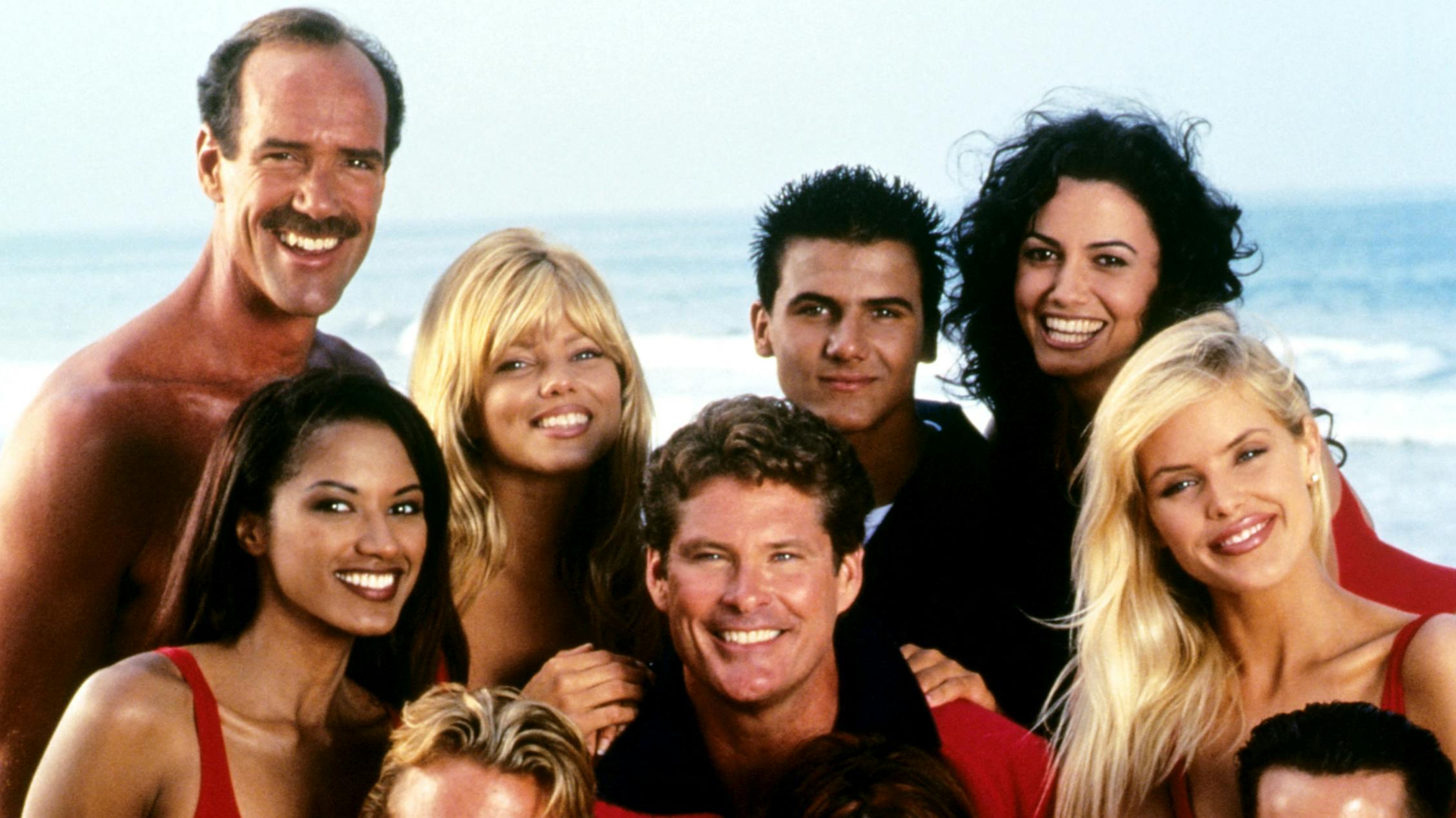 Michael Newman (øverst til venstre) spillede Newmie i "Baywatch" sammen med blandt andre David Hasselhoff. 