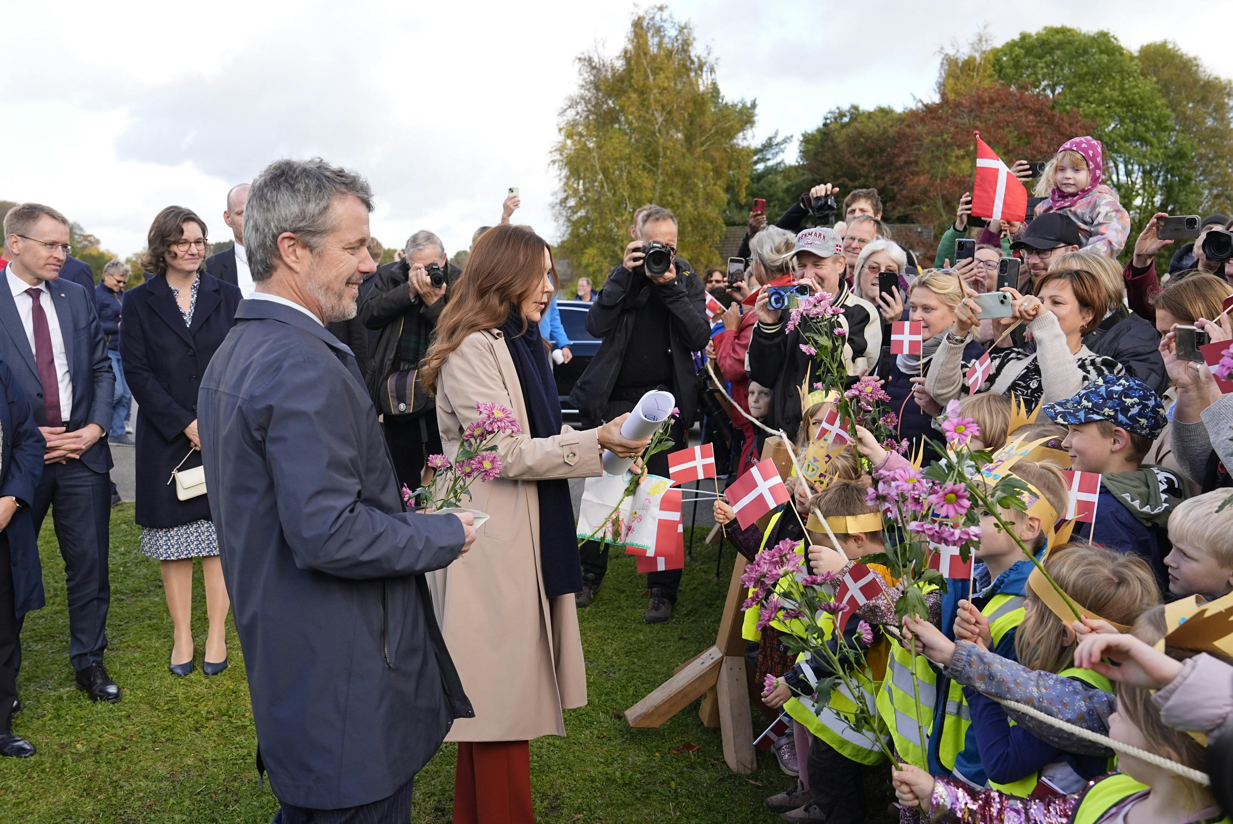 Med tegninger og blomster i hænderne havde dronning Mary hænderne fulde. 