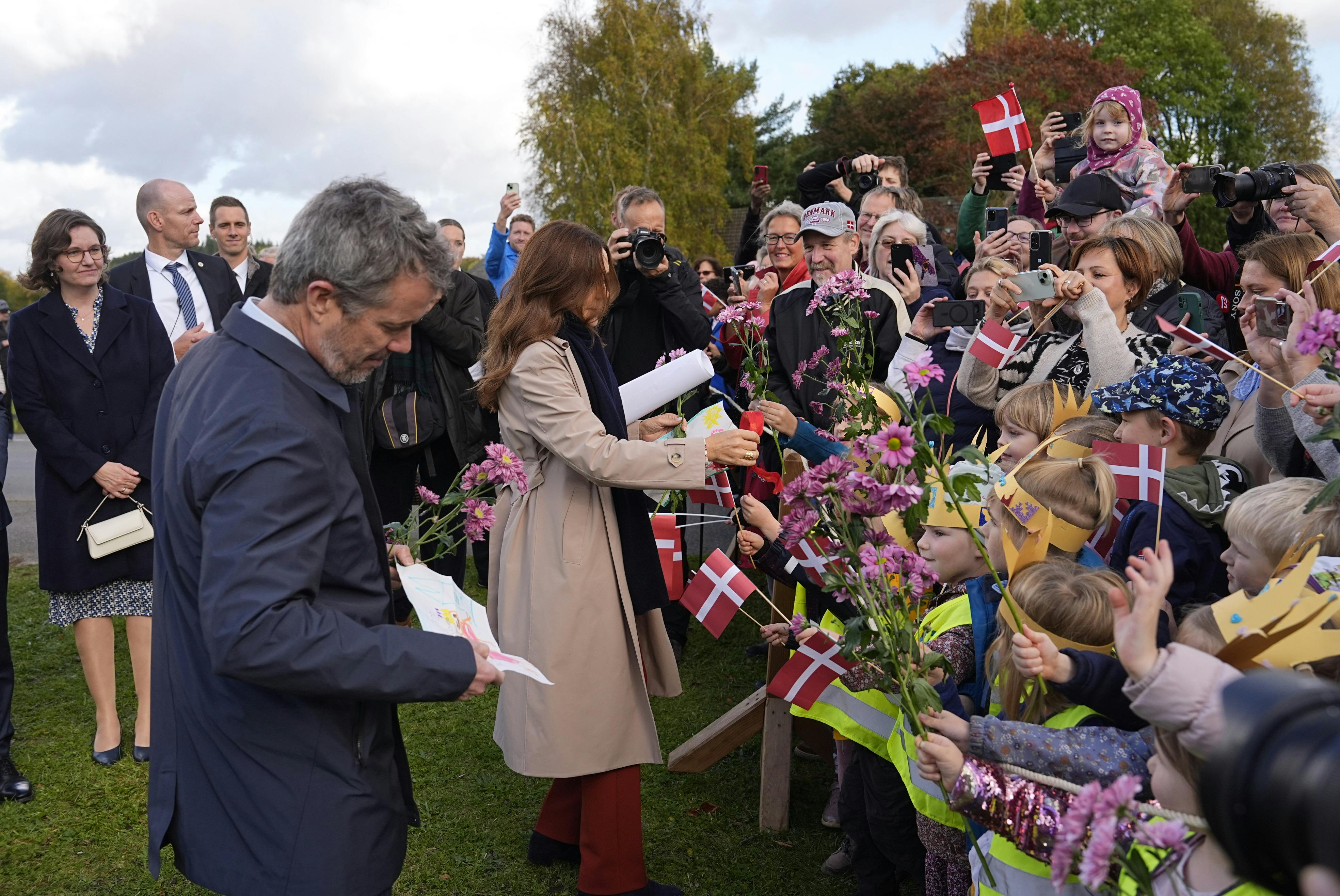 Dronning Mary skulle dog også have en flot, rød sløjfe af de glade børnehavebørn. 