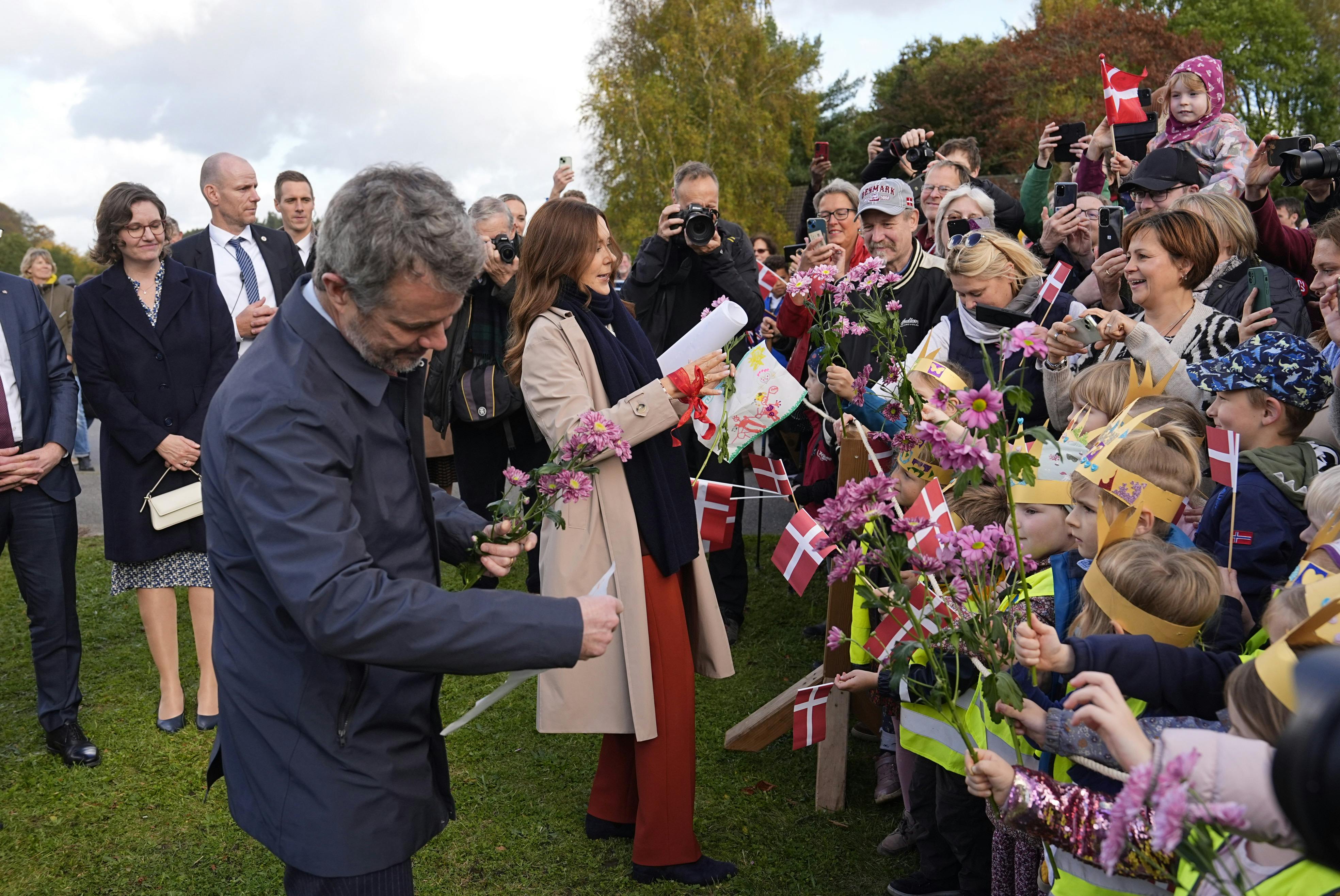 Den røde sløjfe måtte derfor rundt om dronningens håndled.