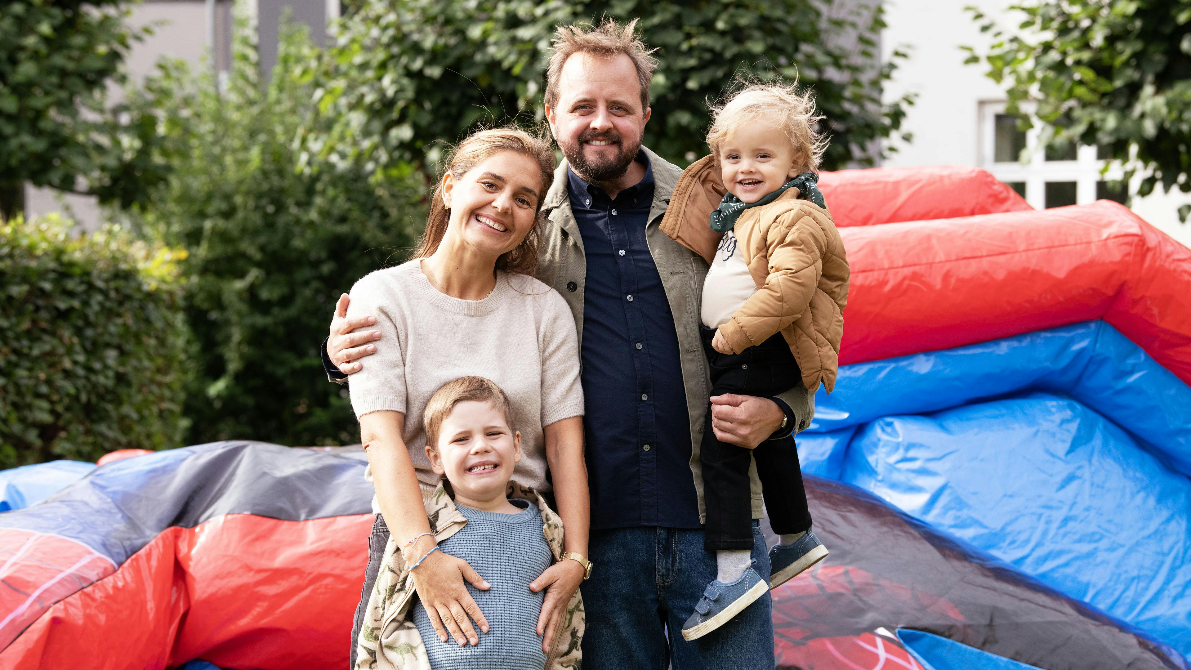 Louise (Stephania Potalivo) og Mathias (Magnus Millang) med børnene Svend og Finn i 'De bedste år'.