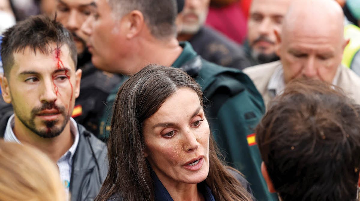 Kong Felipe og dronning Letizia viser deres støtte i Paiporta, men mødes af mudderkast.