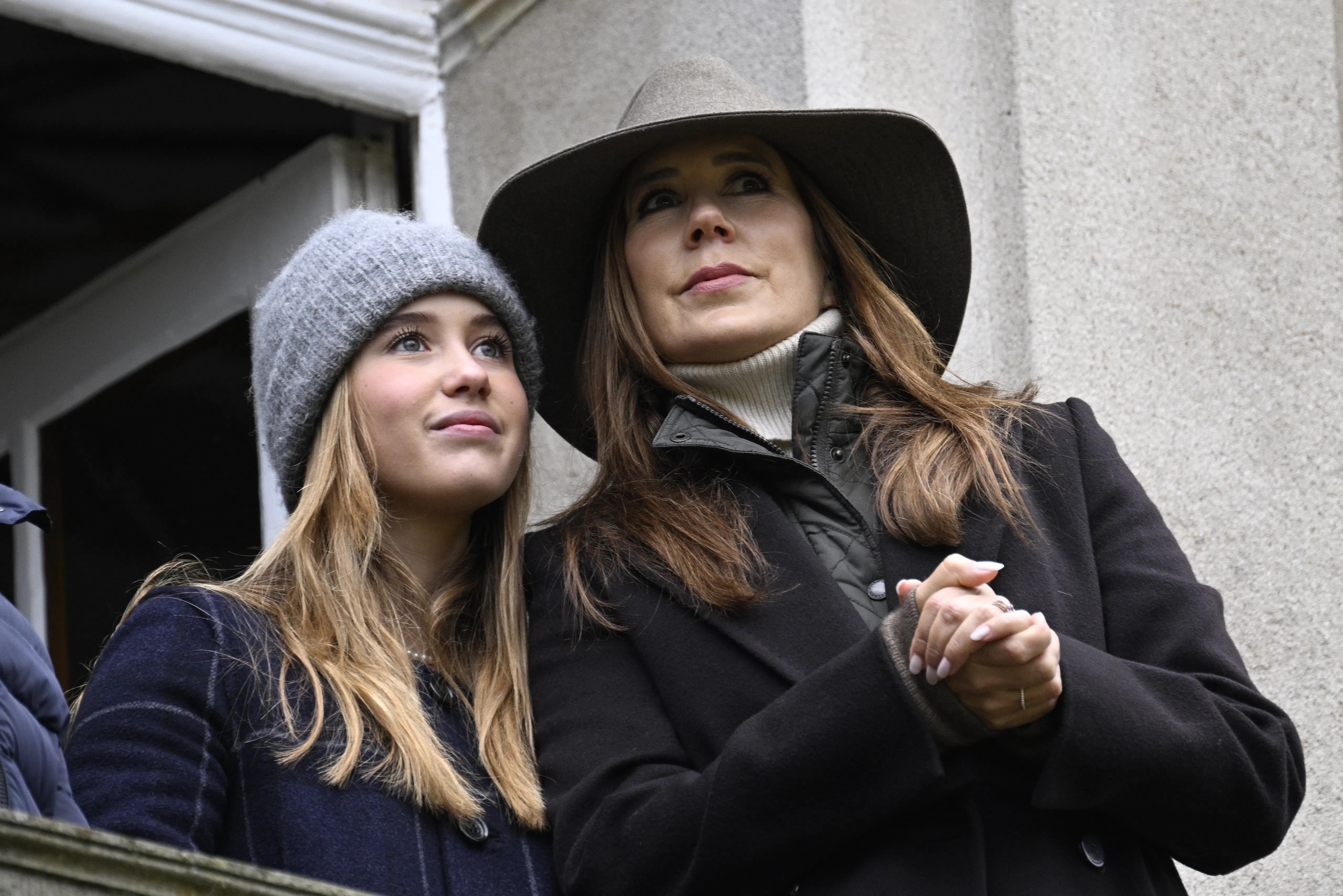 Dronning Mary og prinsesse Josephine til Hubertusjagten