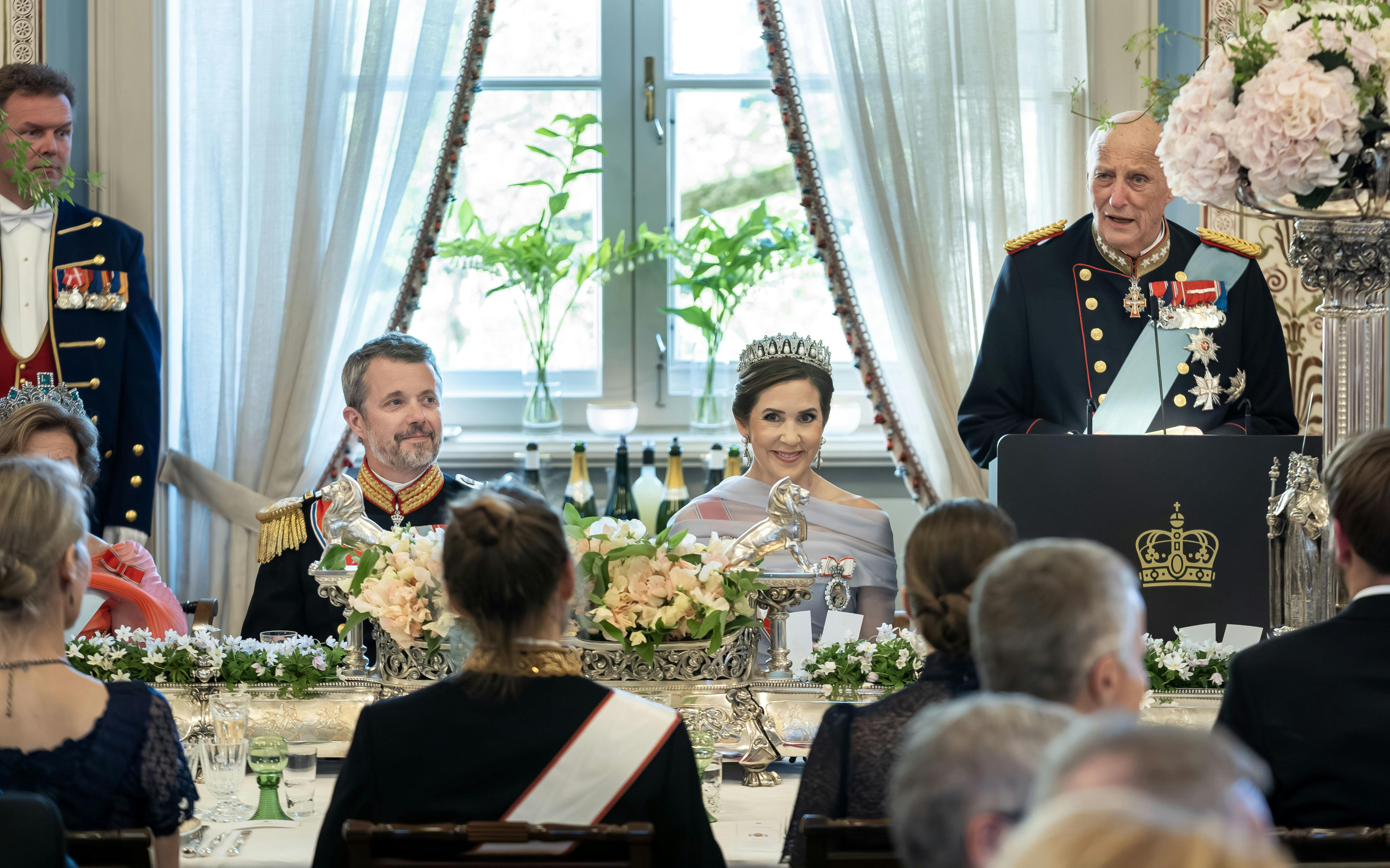 Gallamiddag på Det Kongelige Slot.OPGAVE: Kongeparret på statsbesøg i Norge.Gallamiddag - talerneSTED:  Kongeslottet, OsloJOURNALIST: Ulrik Ulriksen og Marianne SingerFOTOGRAF: Hanne JuulDATO: 20240514