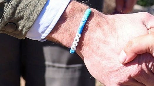 Børnene har skrevet "Papa" på prins Williams venskabsarmbånd.