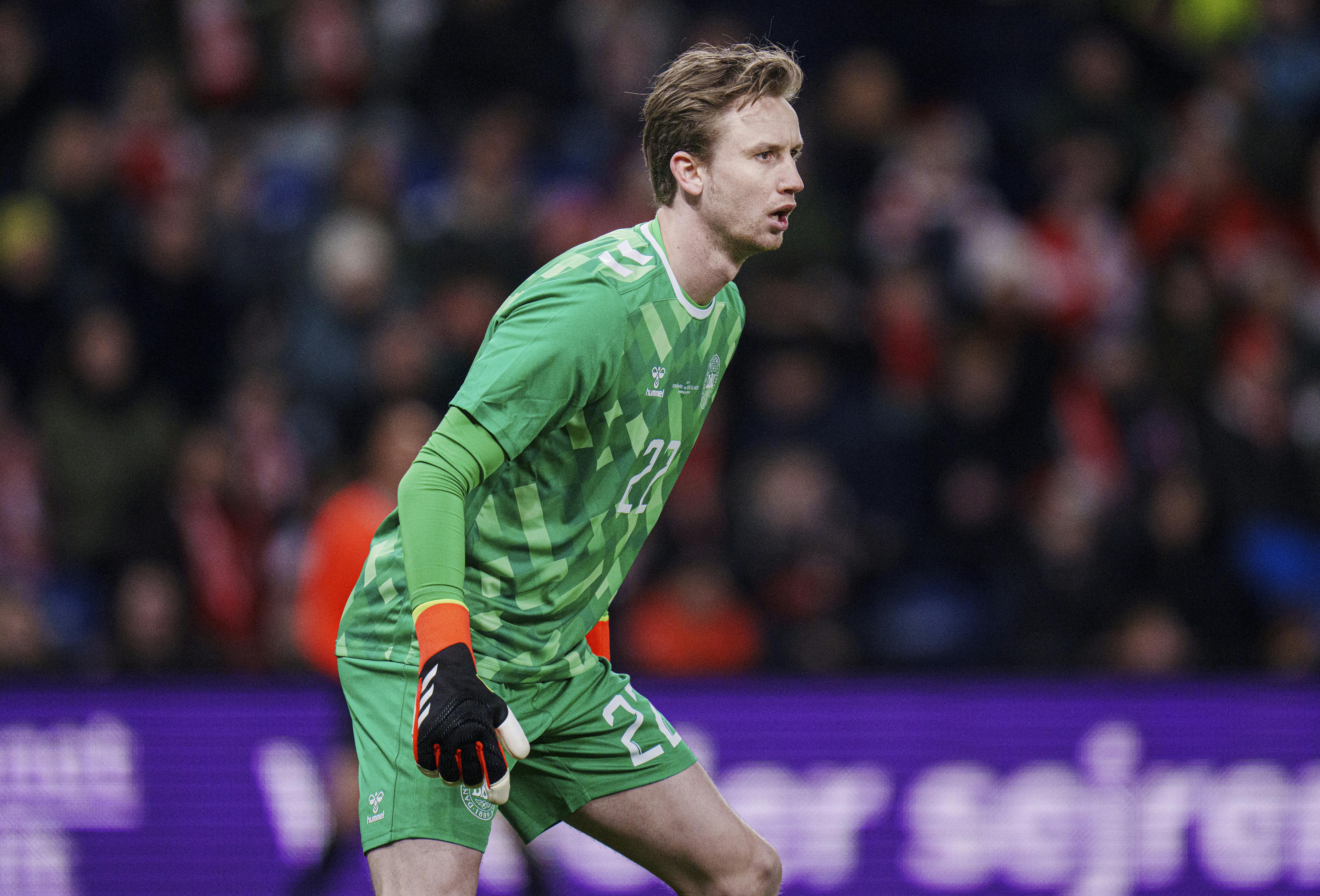 Frederik Rønnow i aktion for det danske landshold.