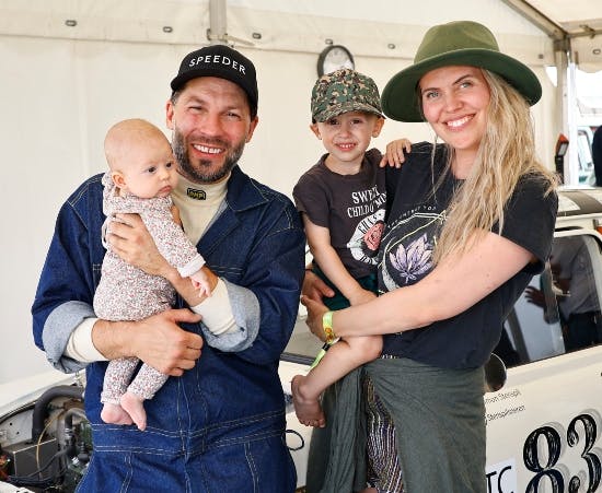 Anna Stokholm og Simon Stenspil med deres to børn, Ziggi Bob og Lula Lotus.