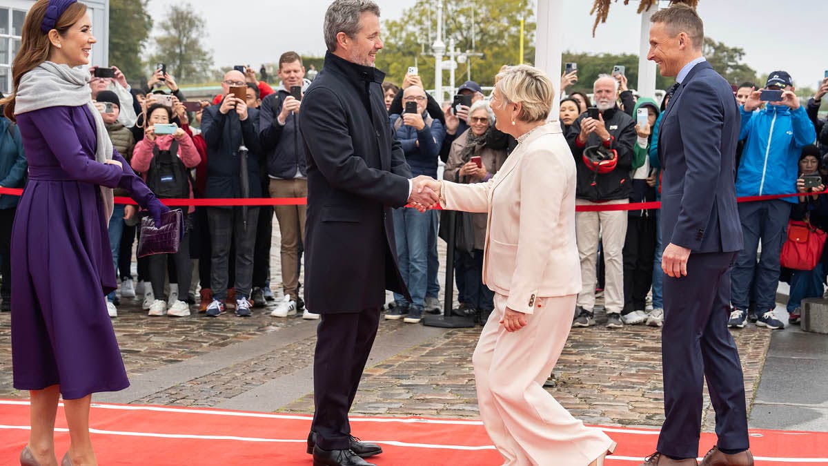 Islands præsident, Halla Tómasdóttir, nejer for kong Frederik ved ankomsten til Danmark.