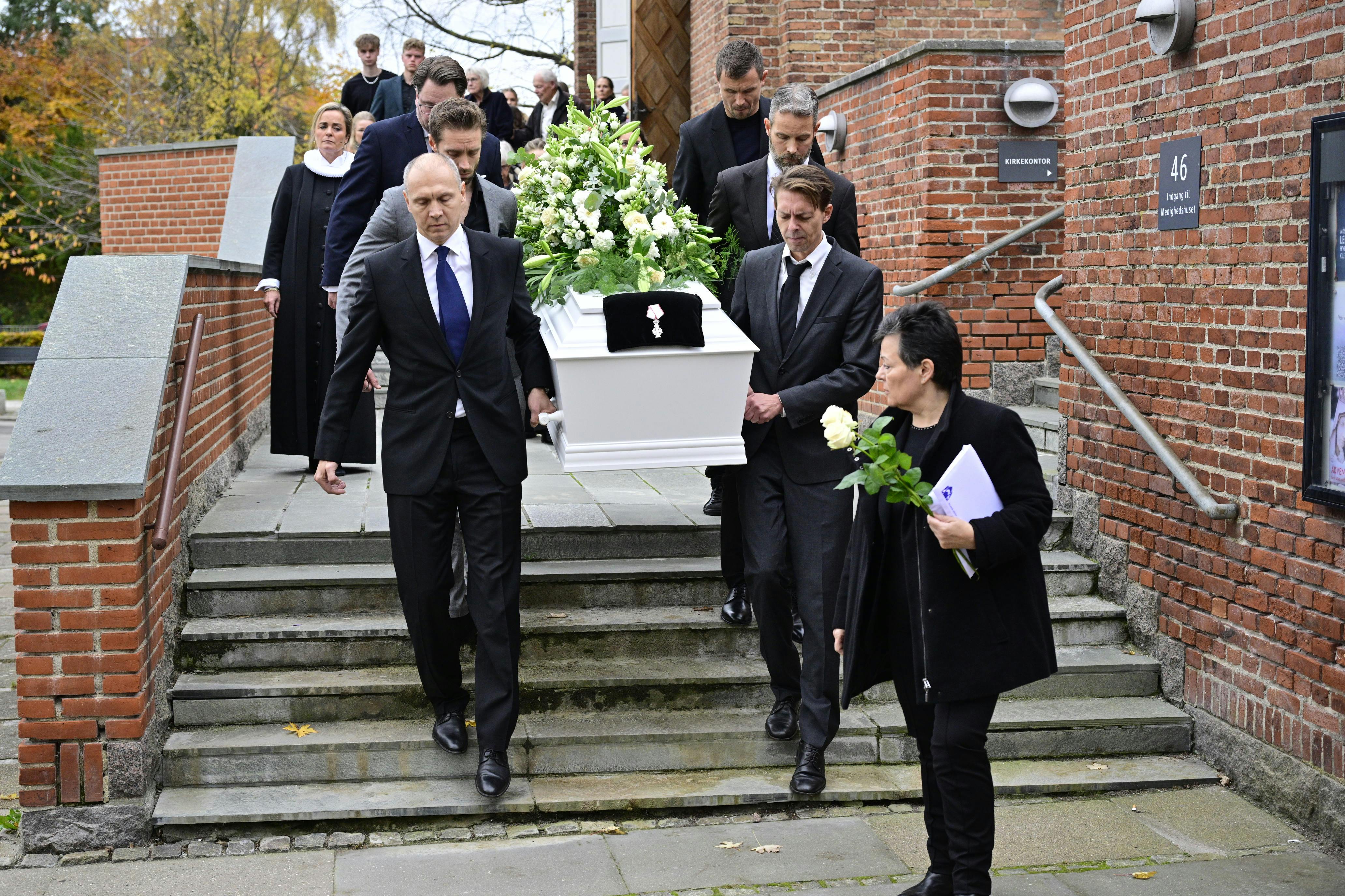 Ridderkorset ses tydeligt forrest på Ulf Pilgaards kiste.