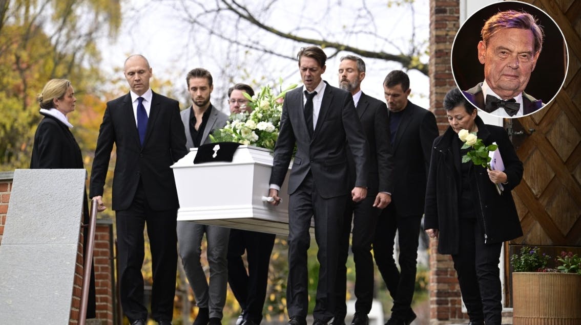 Ulf Pilgaards kiste bæres ud.