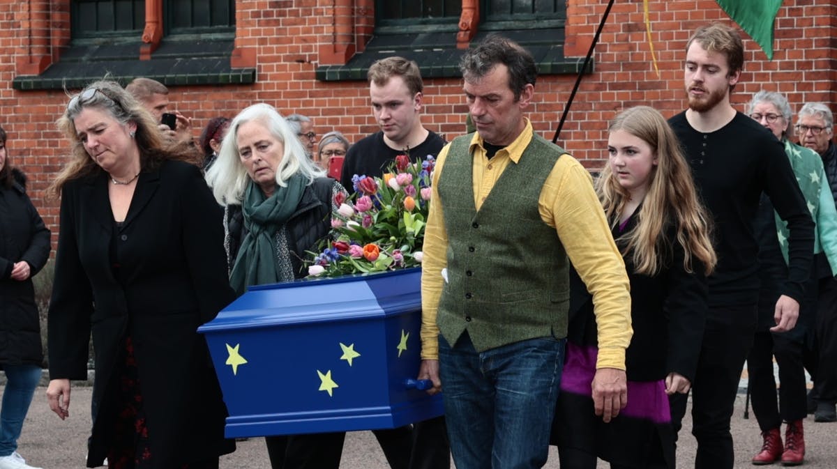 Erik Clausens kiste bæres ud 