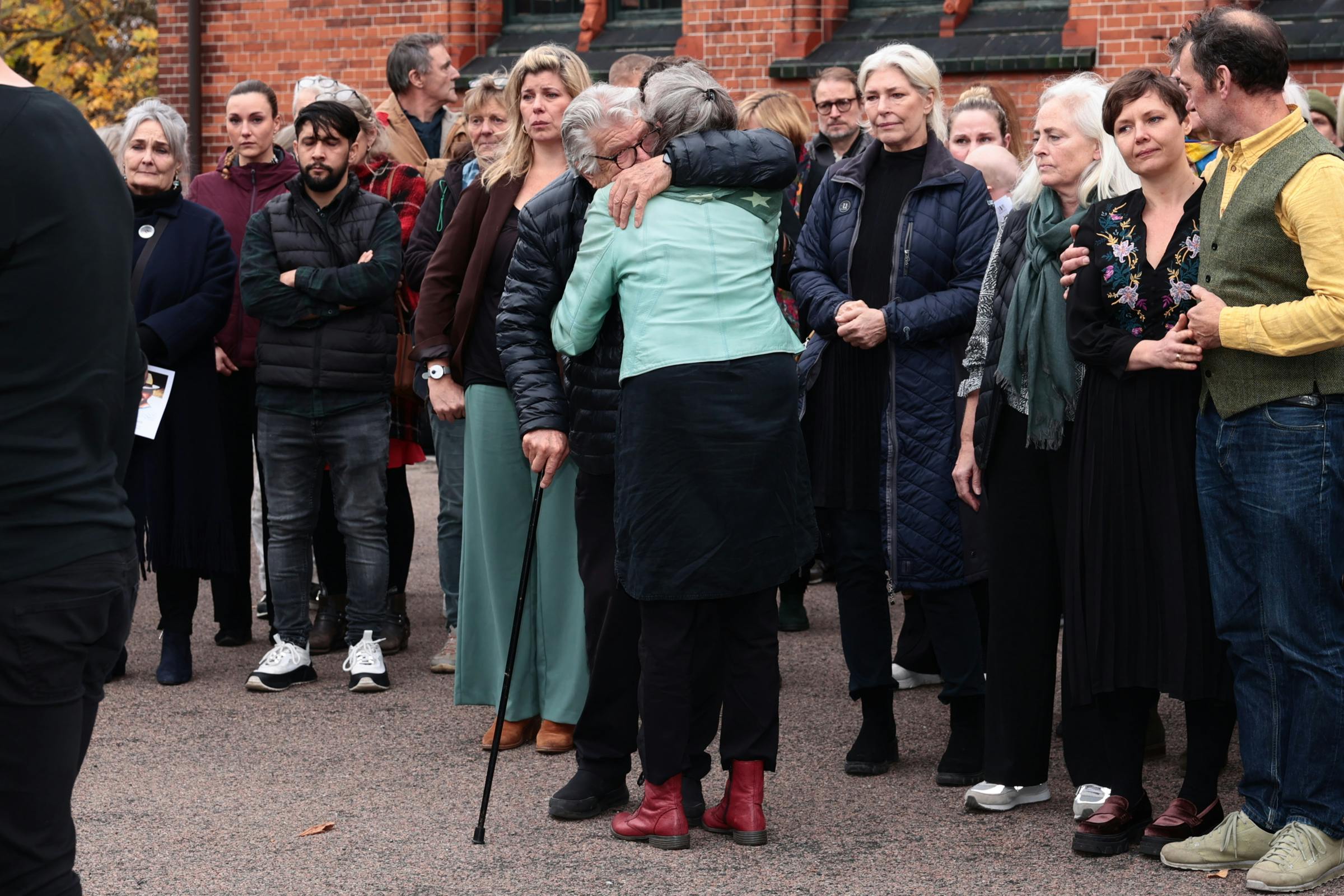 Pernille Clausen får et kram af Leif Sylvester Petersen. 