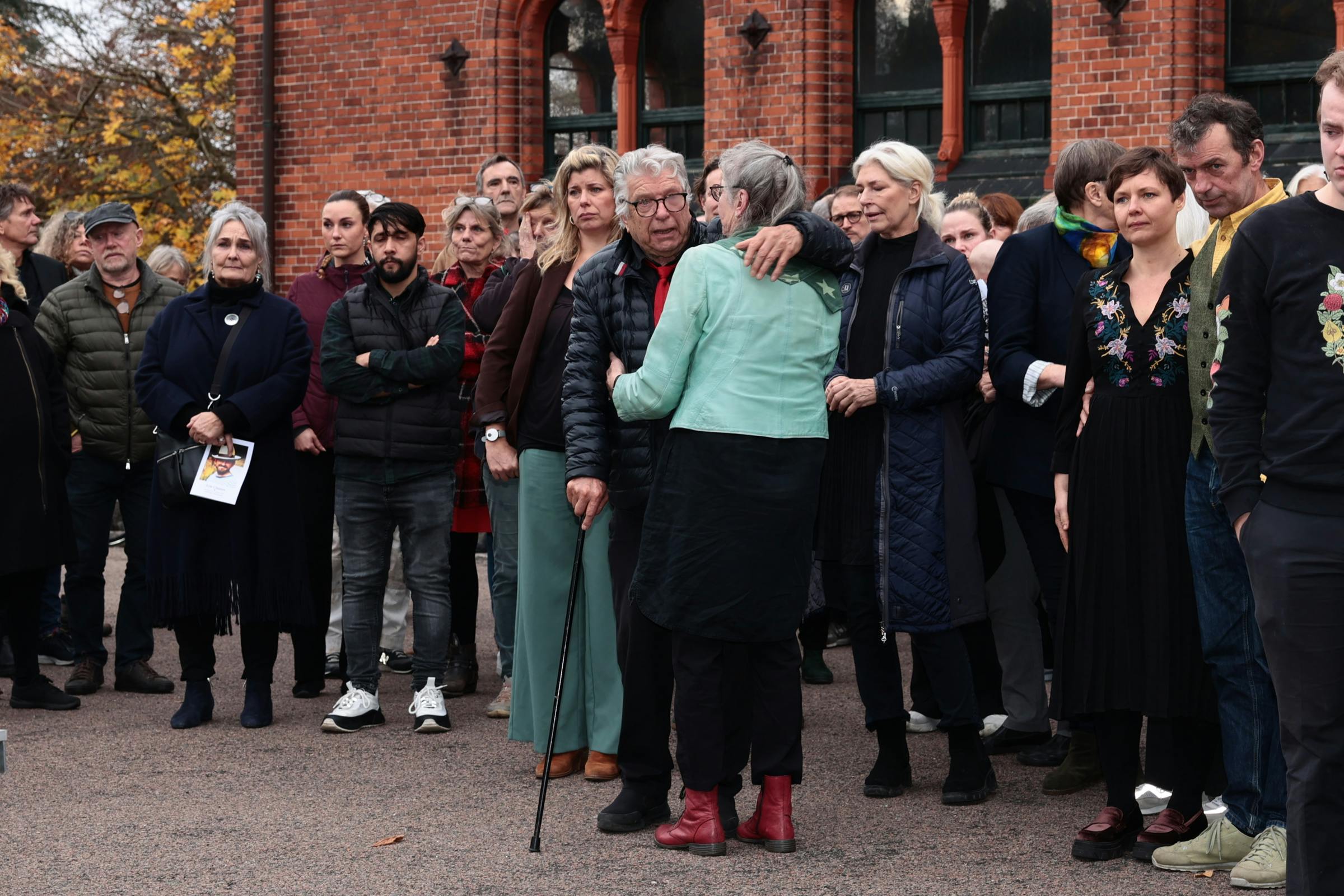 Pernille Clausen får et kram af Leif Sylvester Petersen. 