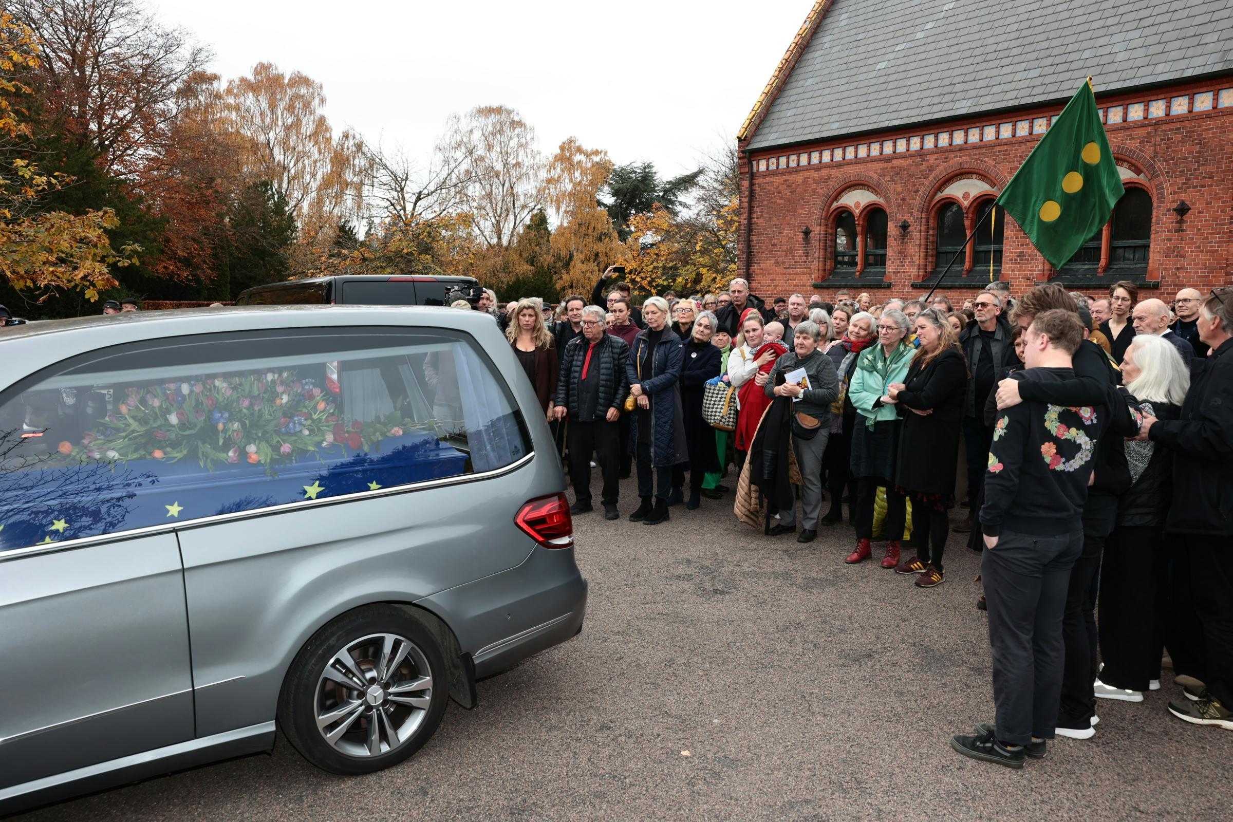 Pernille Clausen (i grøn trøje med grønt halstørklæde) trøstes af datteren.