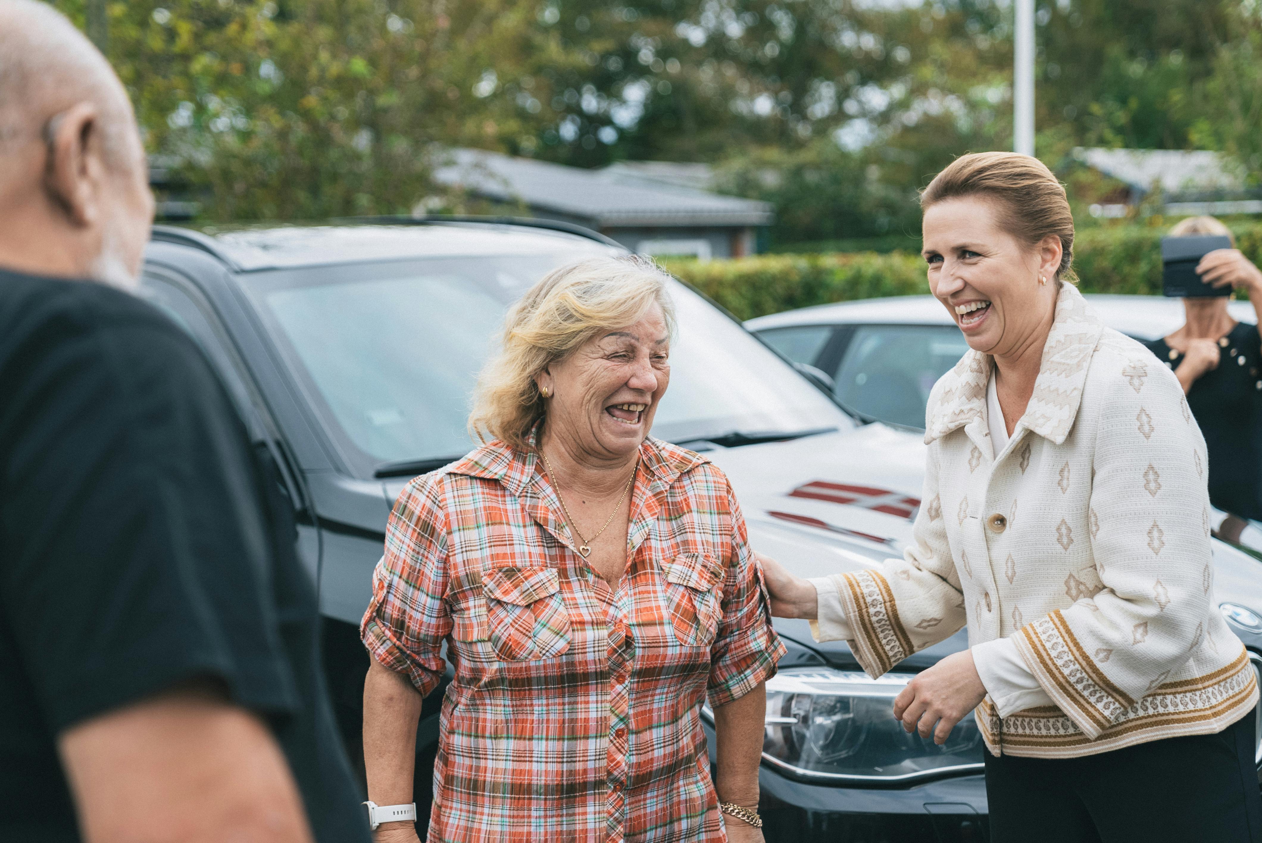 Statsminister Mette Frederiksen med Susanne og Kjeld