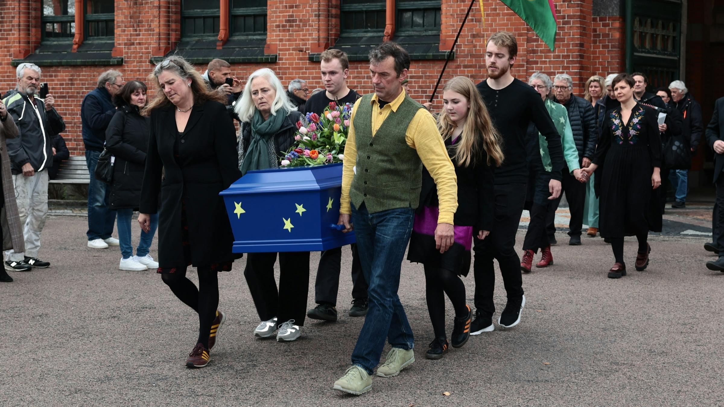 Erik Clausens kiste bæres ud.