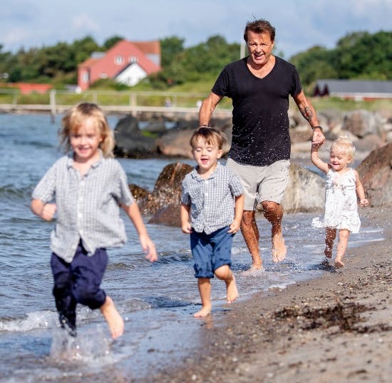 Dennis Knudsen på stranden i Korsør med sine børn.