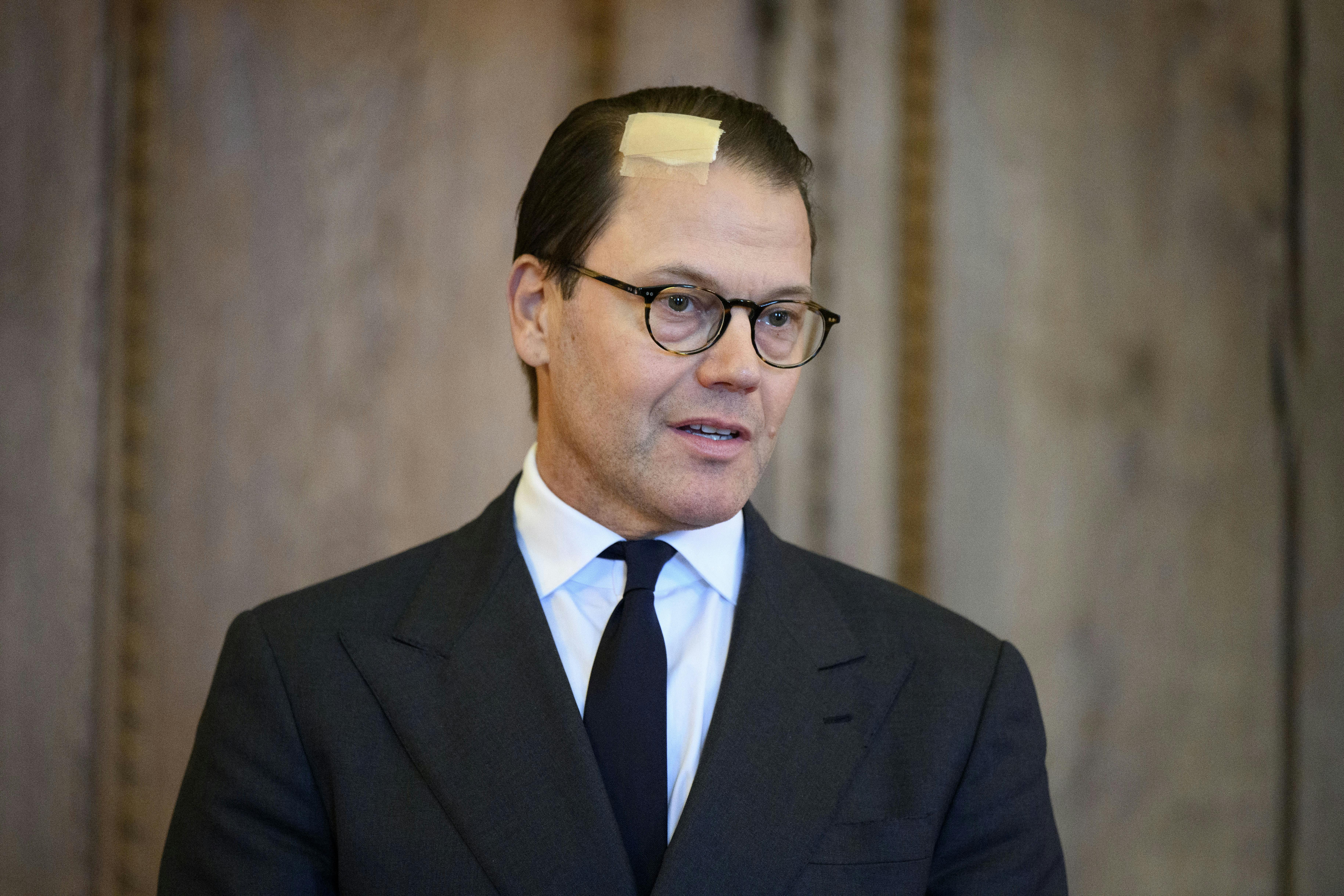 Prins Daniel med stort plaster på panden.