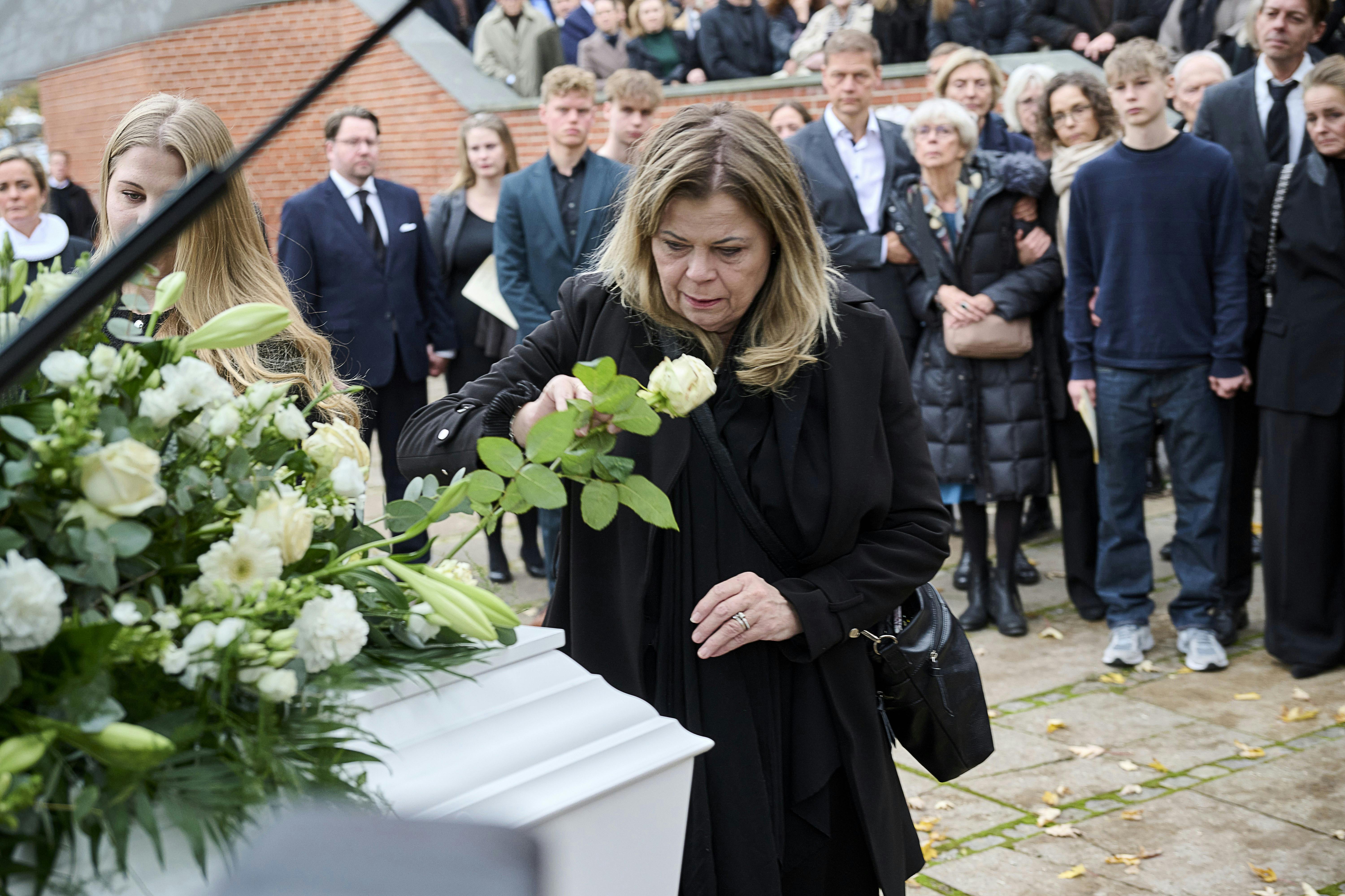 Annette lagde som den eneste en rose på kisten, inden den blev kørt af sted.