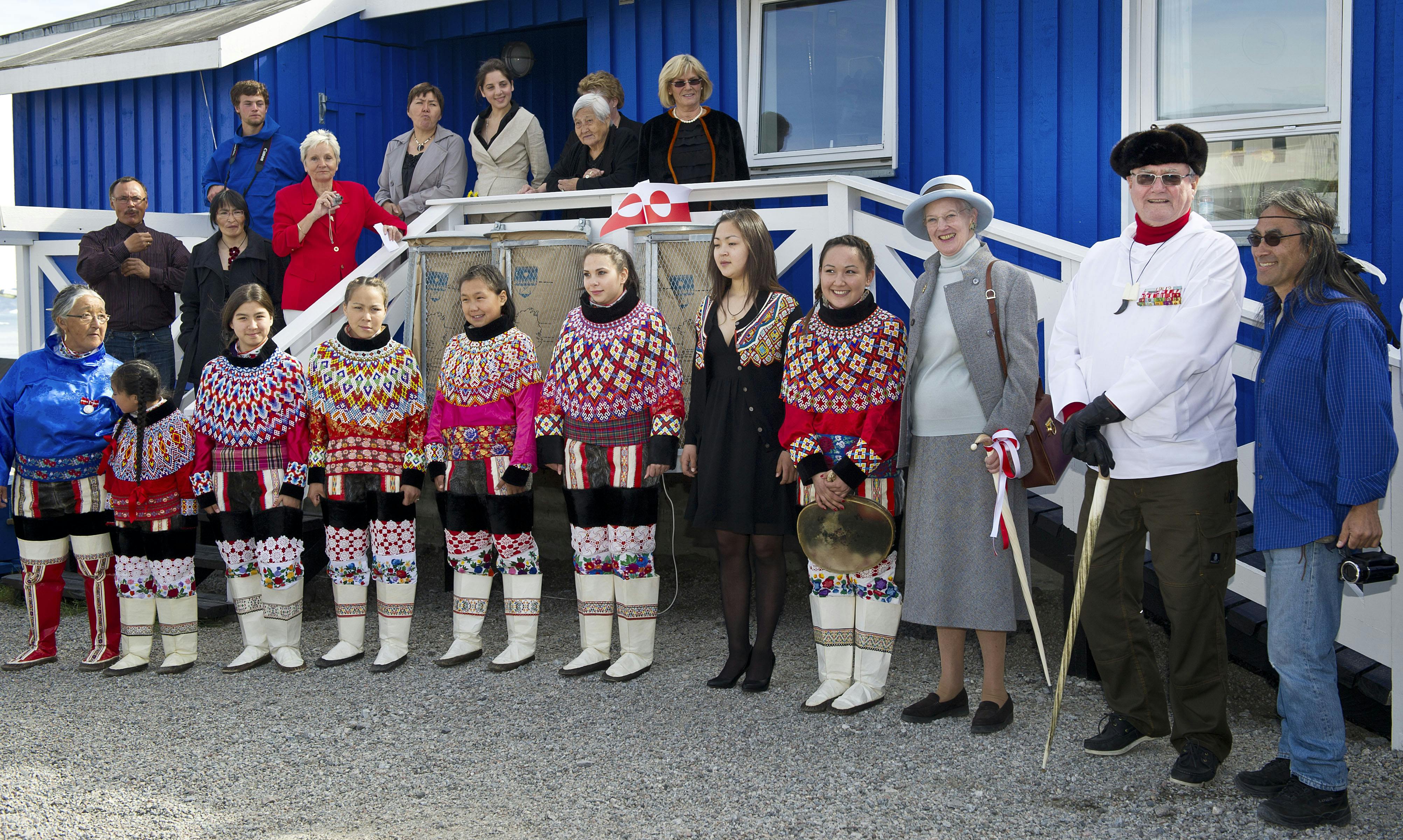 Dronning Margrethe og prins Henrik på besøg på børnehjemmet.