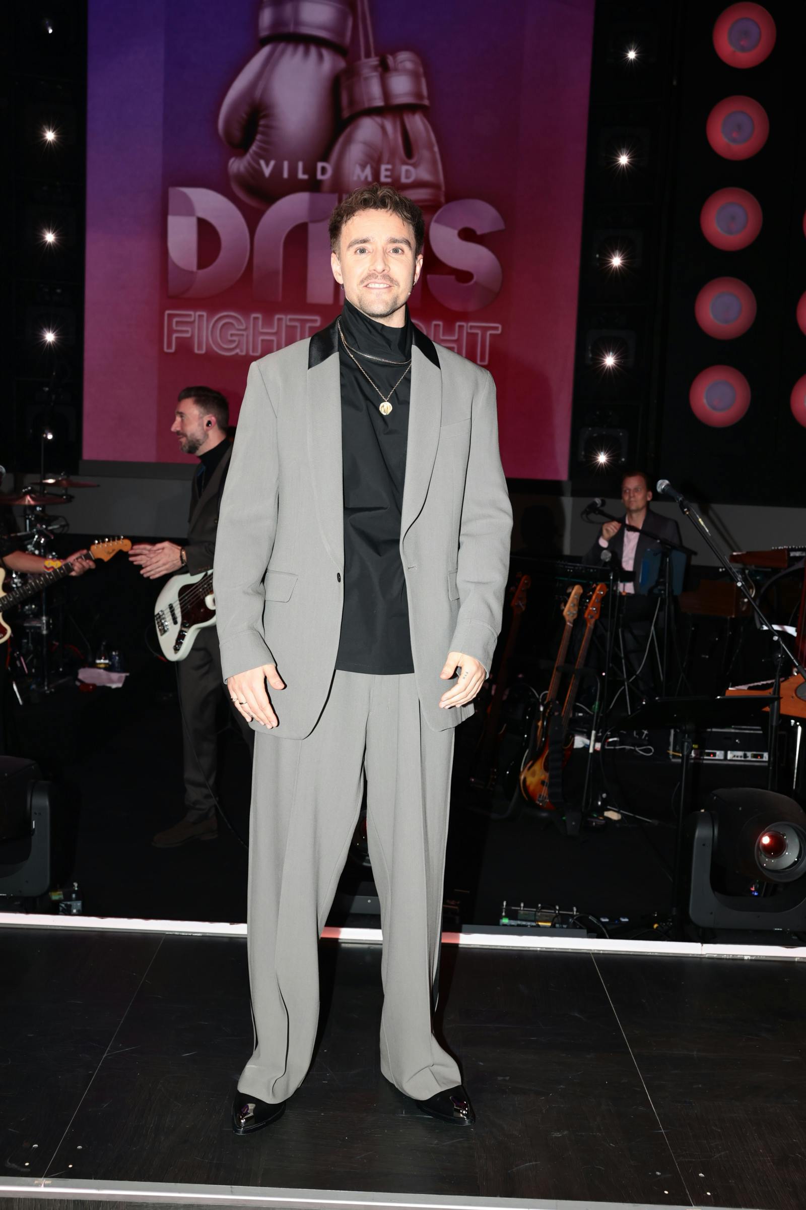 Martin Johannes Larsen har ikke bar overkrop under sin blazer i aften.