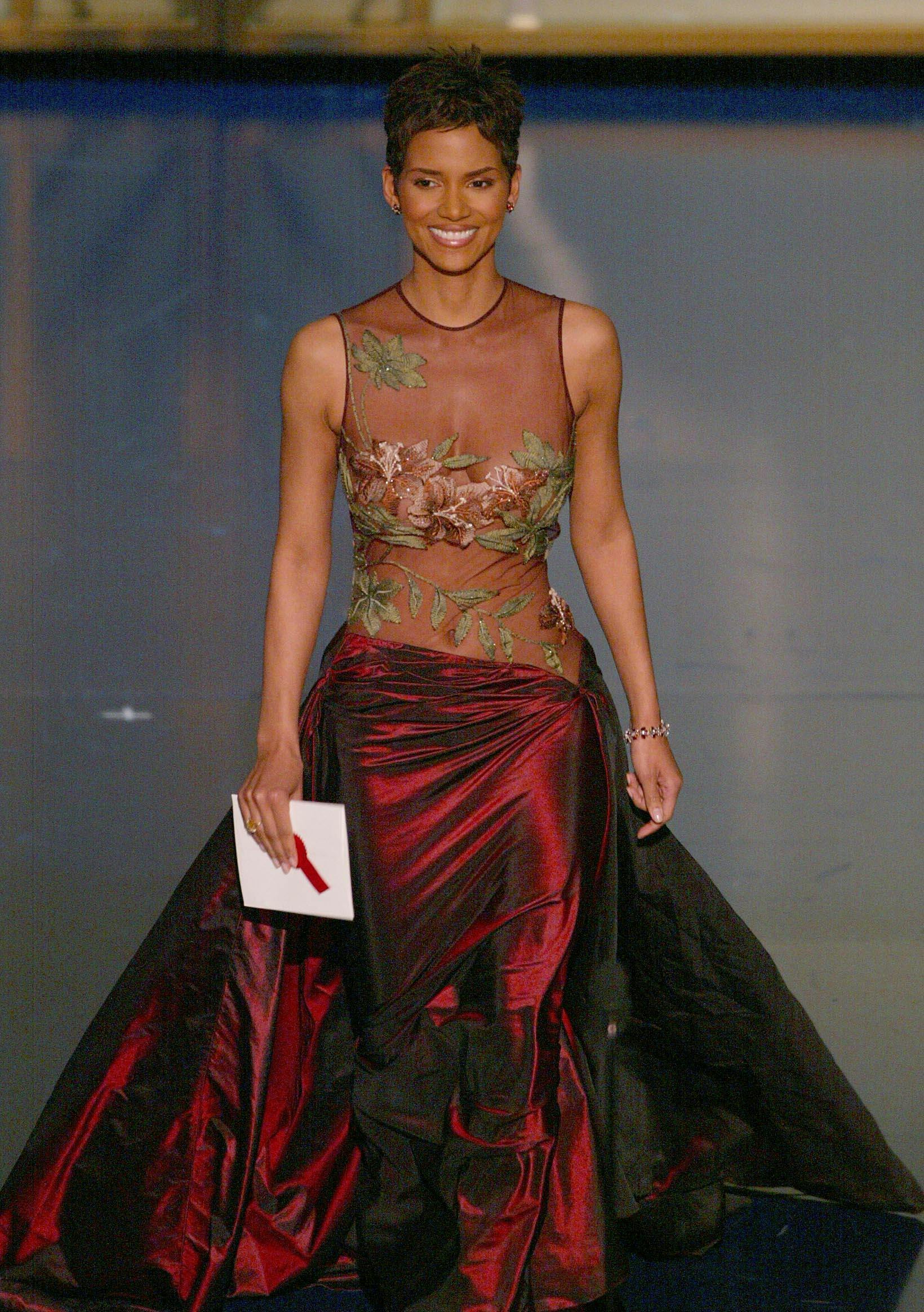 Best Actress nominee Halle Berry prepares to present the Oscar for achievement in Sound during the 74th Academy Awards at the Kodak Theatre in Hollywood, CA, 24 March 2002. AFP PHOTO/TIMOTHY A. CLARY