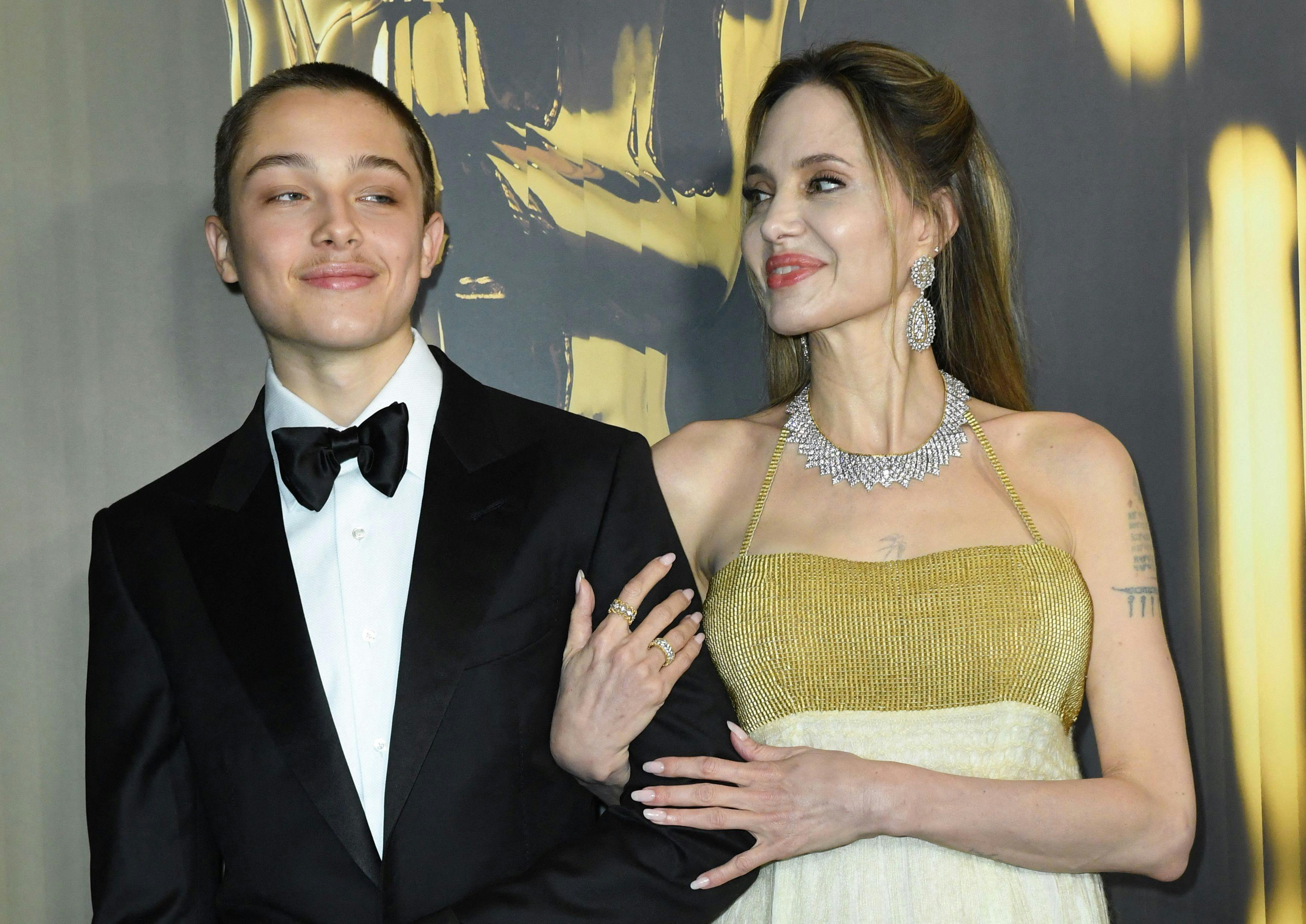 Angelina Jolie og Knox Jolie-Pitt til Governors Awards i weekenden. 