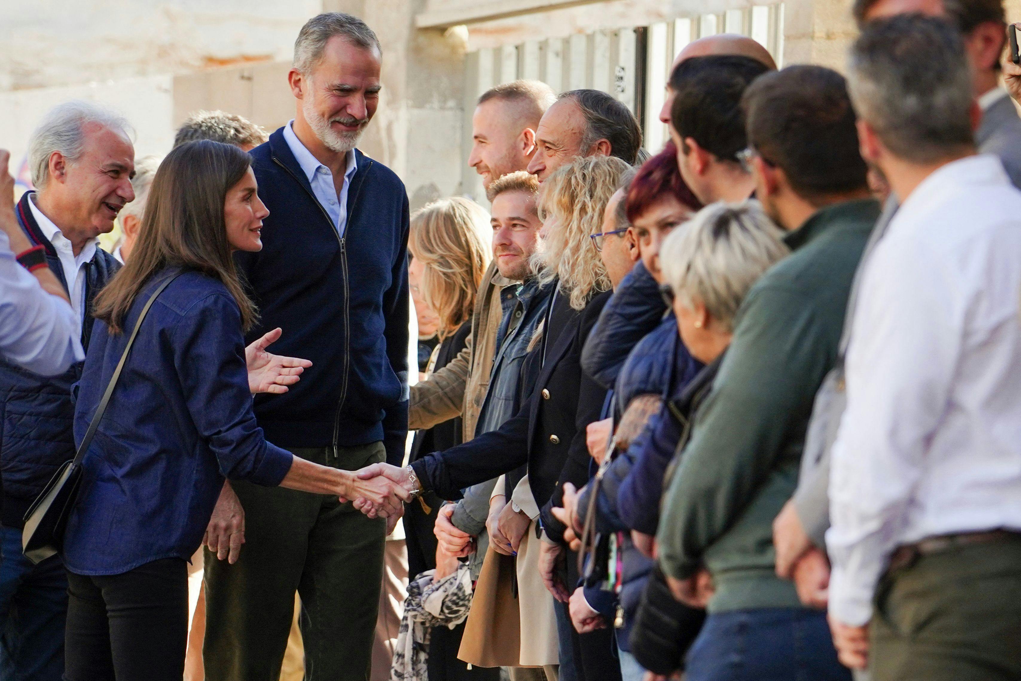 Kong Felipe og dronning Letizia hilser på indbyggere i byen Utiel i Valencia.