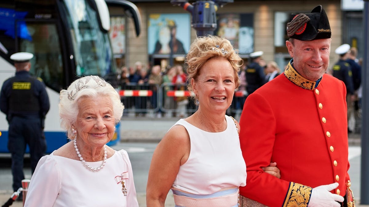 Susanne Heering sammen med sin datter, Christel Lüttichau, og hendes mand, Frederik Lüttichau.