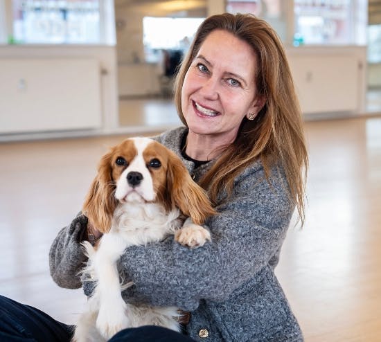 Anette Werner med hunden Ellie.