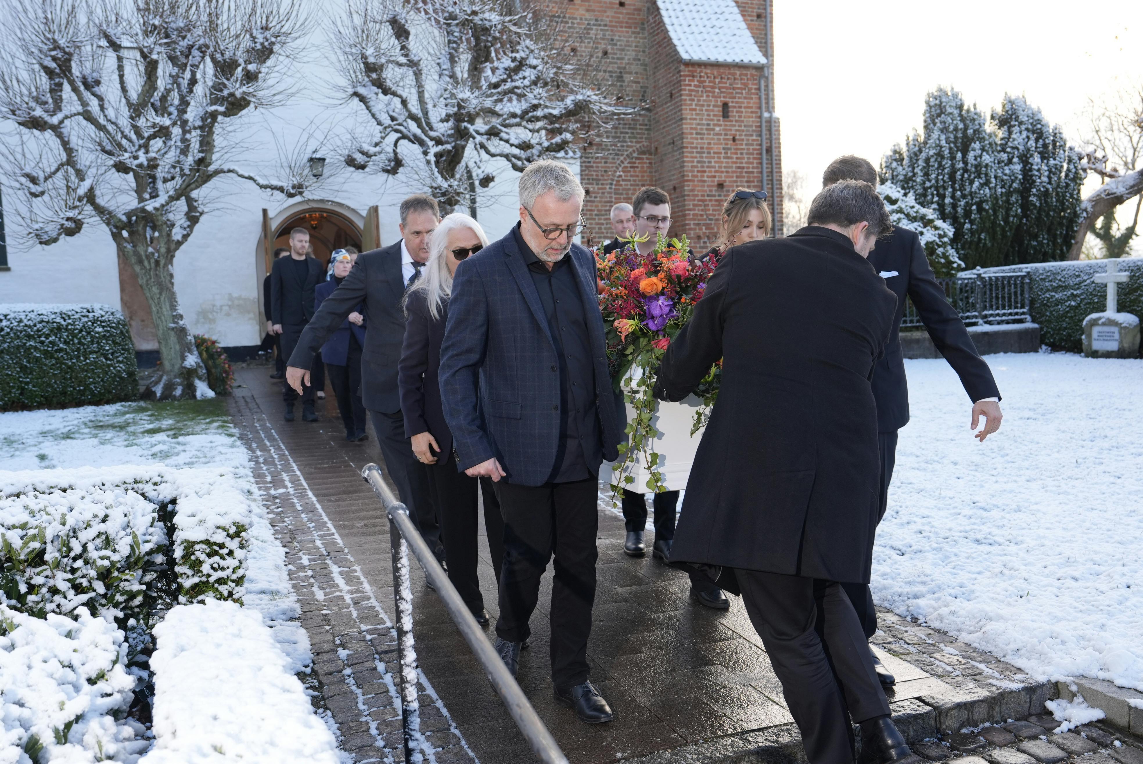 Steven Vannatta går bagerst til højre for kisten (til venstre på billedet). 