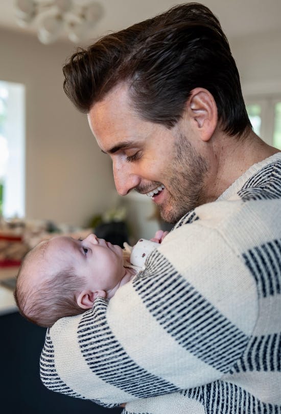 Frederik Haun med lille Emma.