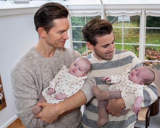 Morten Kjeldgaard og Frederik Huan med Nora og Emma.