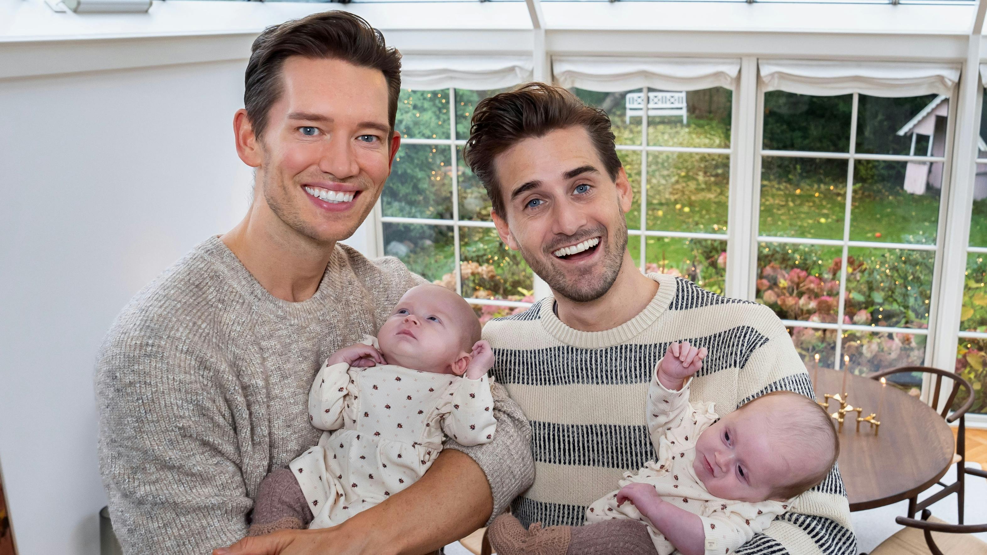 Morten Kjeldgaard og Frederik Haun med tvillingerne Nora og Emma.