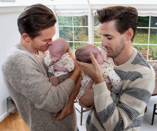 Morten Kjeldgaard og Frederik Haun med deres tvillingepiger.