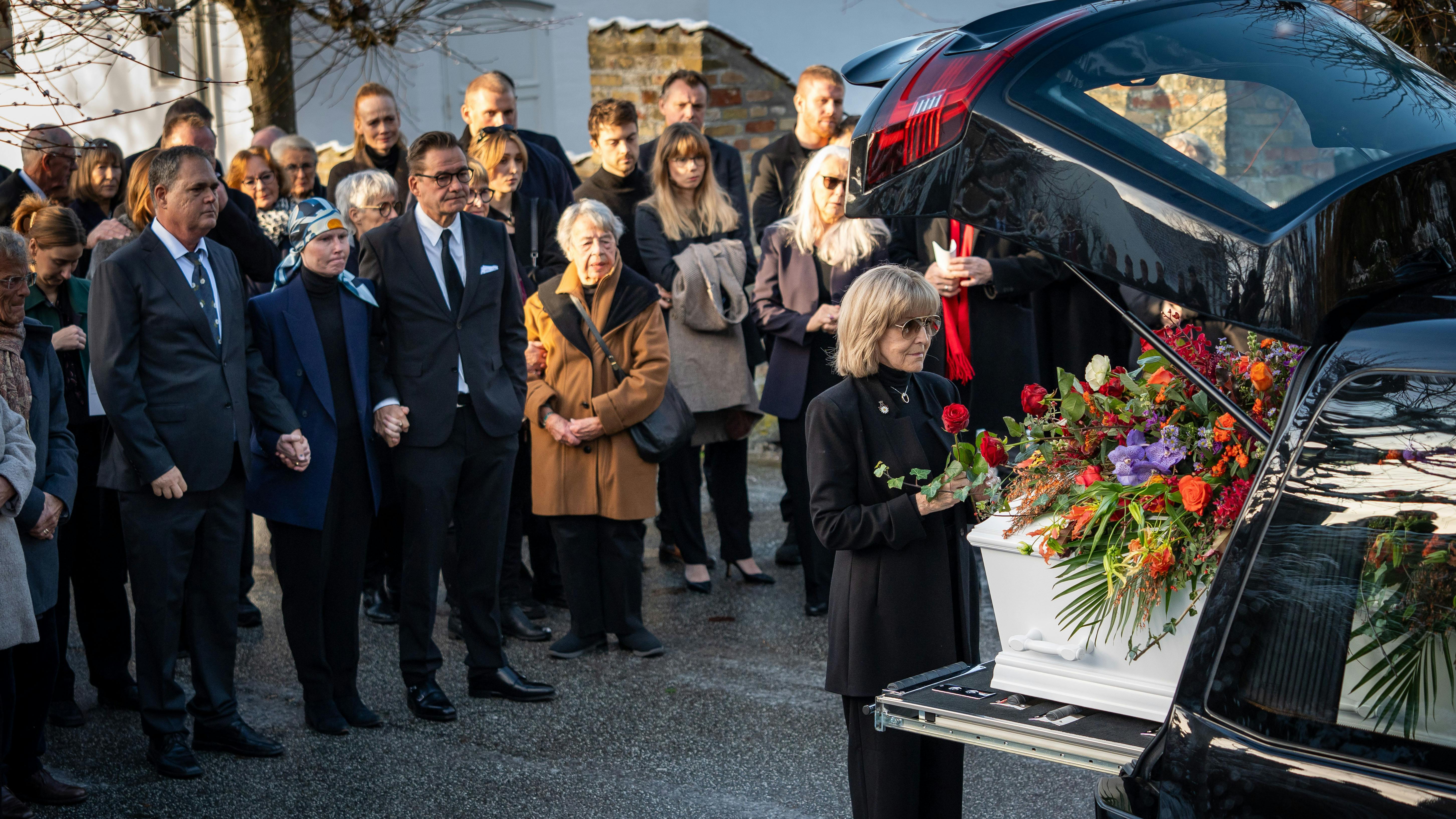 Familien og de nærmeste siger det sidste farvel til Bent Mejding.&nbsp;