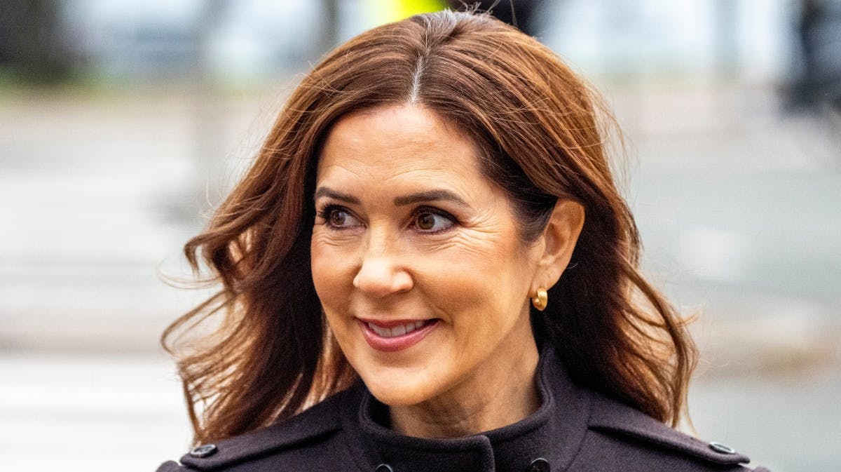 Dronning Mary ved afsløringen af monumentet mandag. 