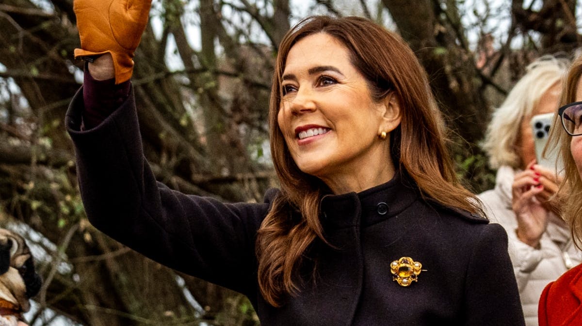 Dronning Mary ved monument-afsløringen mandag. 