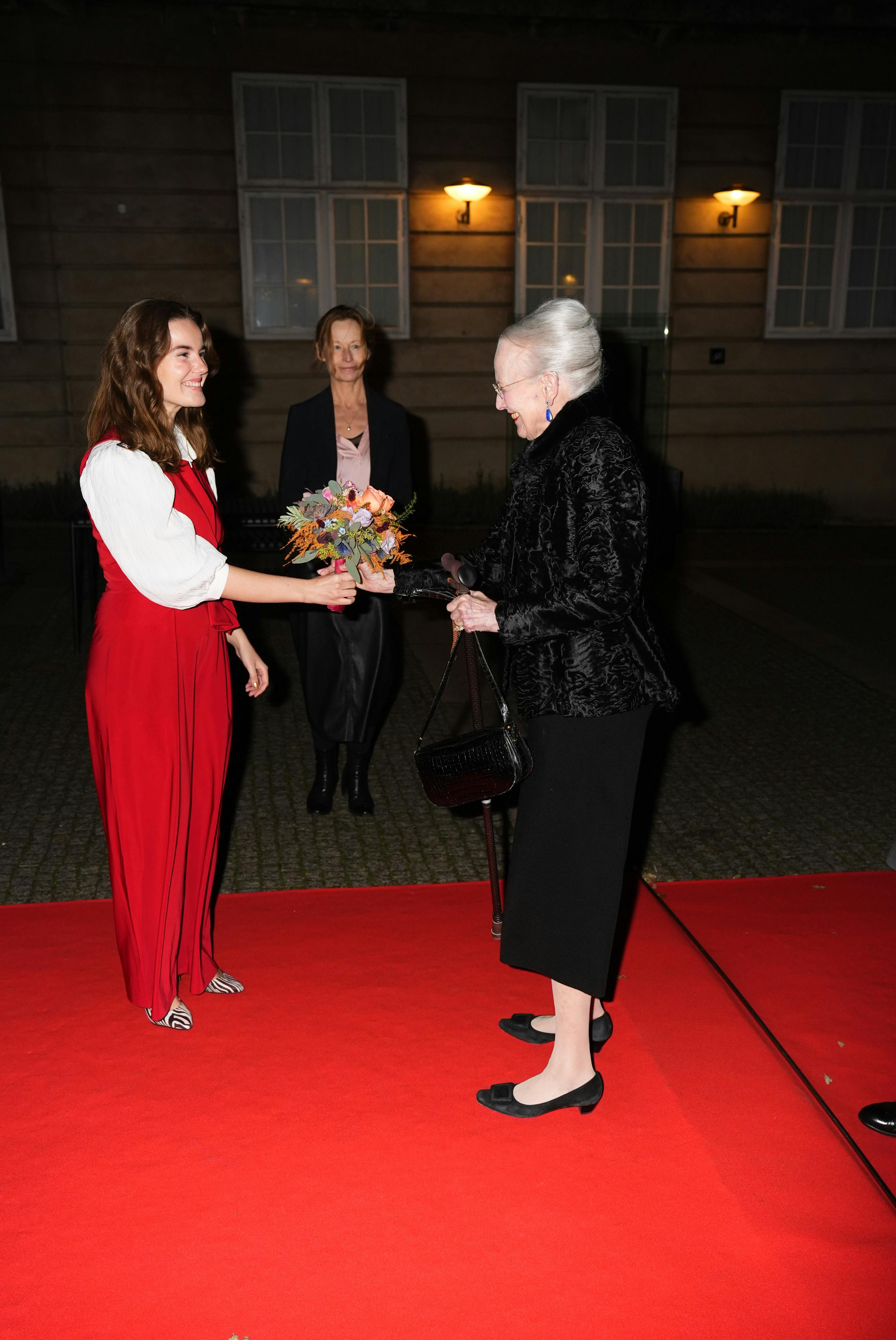 Journalistpraktikant Elisa Mortensen overrakte dronning Margrethe blomster.