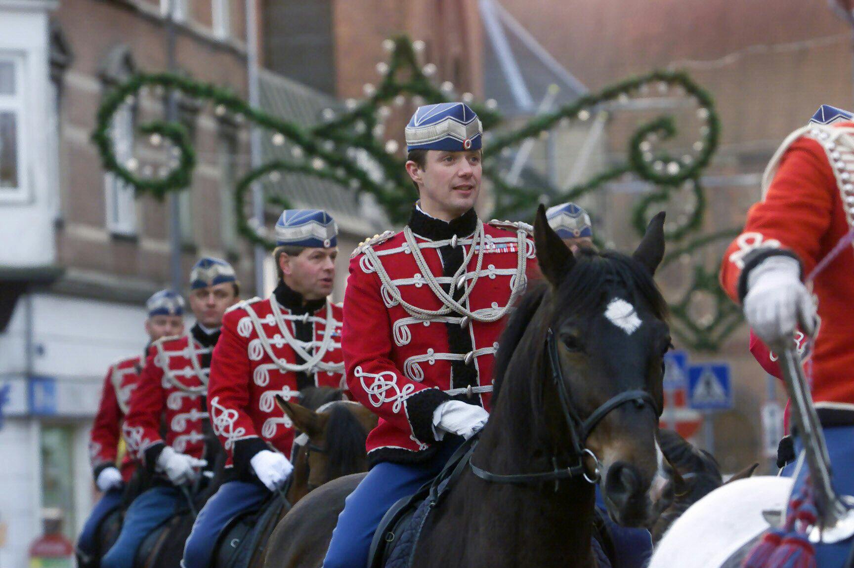 Kronprins Frederik med Gardehusarregimentet paa juleridt gennem Næstveds gader.Det gjorde han sidst i 1988.