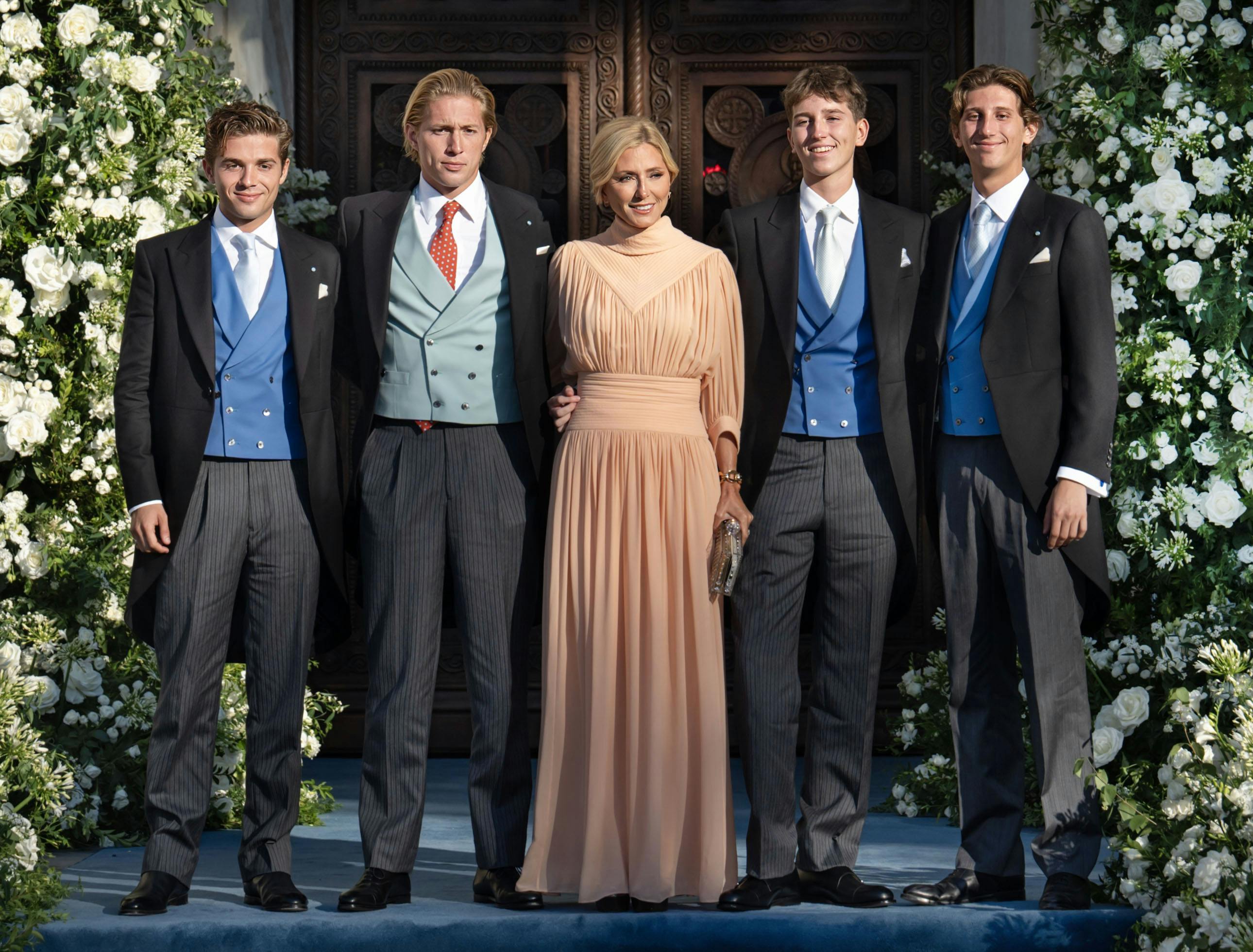 Prins Achileas længst ude til venstre.