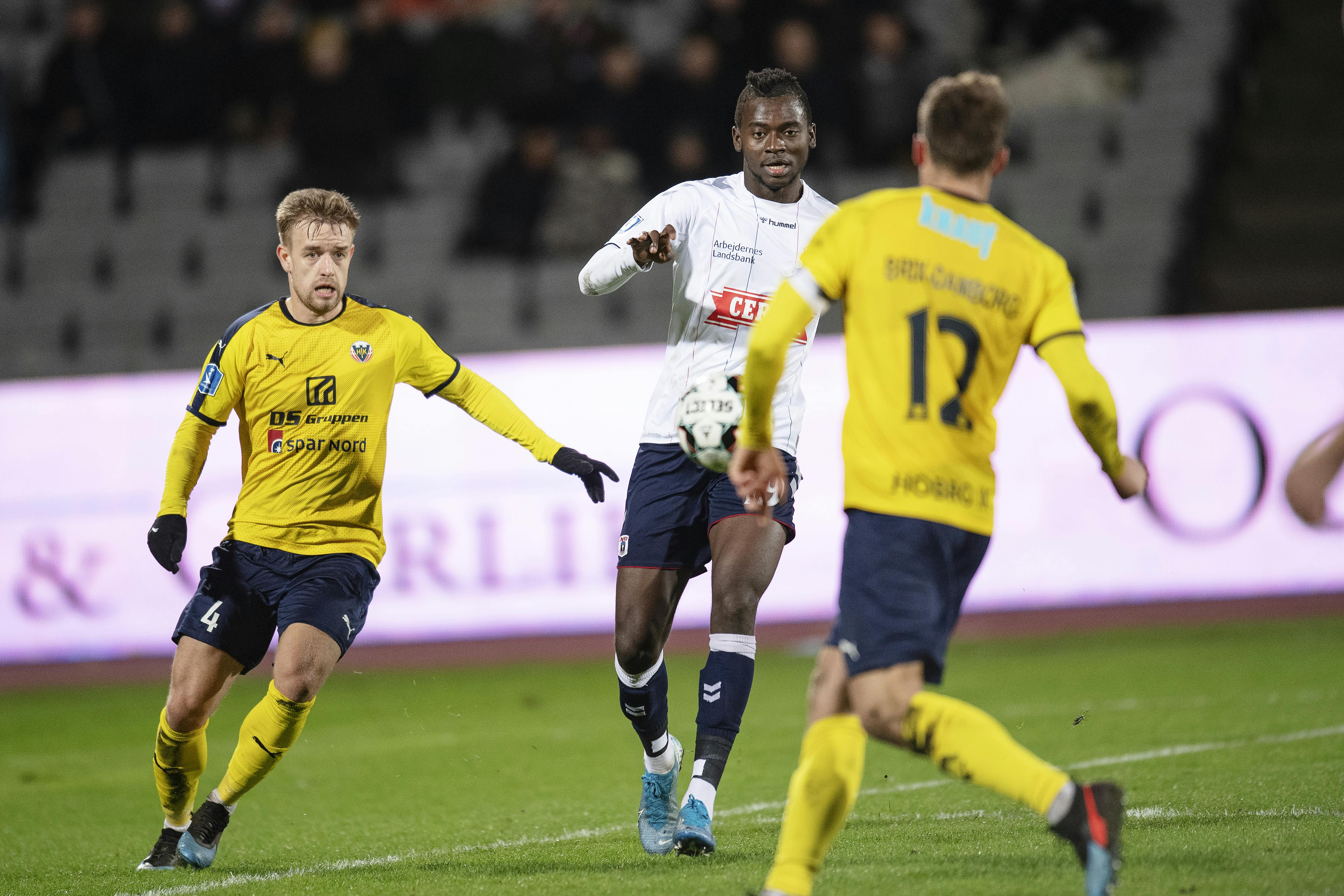 Jacob Tjørnelund (i nummer 4) i aktion for Hobro i Superligaen.