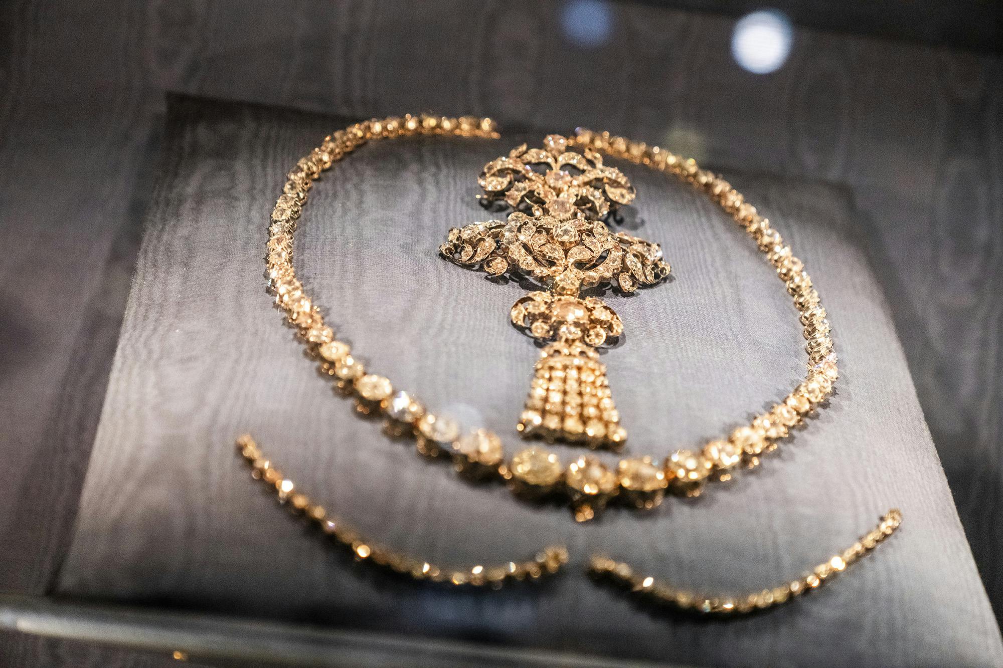 Rosenstensættet, et af de fire smykkesæt i Kronjuvel-samlingen, på Rosenborg Slot i København tirsdag den 2. januar 2024. Kongerigets ypperste symboler kaldes også regalier. Søndag 14. januar abdicerer Dronning Margrethe II. Kronprinsen har lovet at føre "skibet" videre, men i modsætning til britiske traditioner bliver der ikke en egentlig kroning af den kommende kong Frederik X.. (Foto: Ida Marie Odgaard/Ritzau Scanpix)