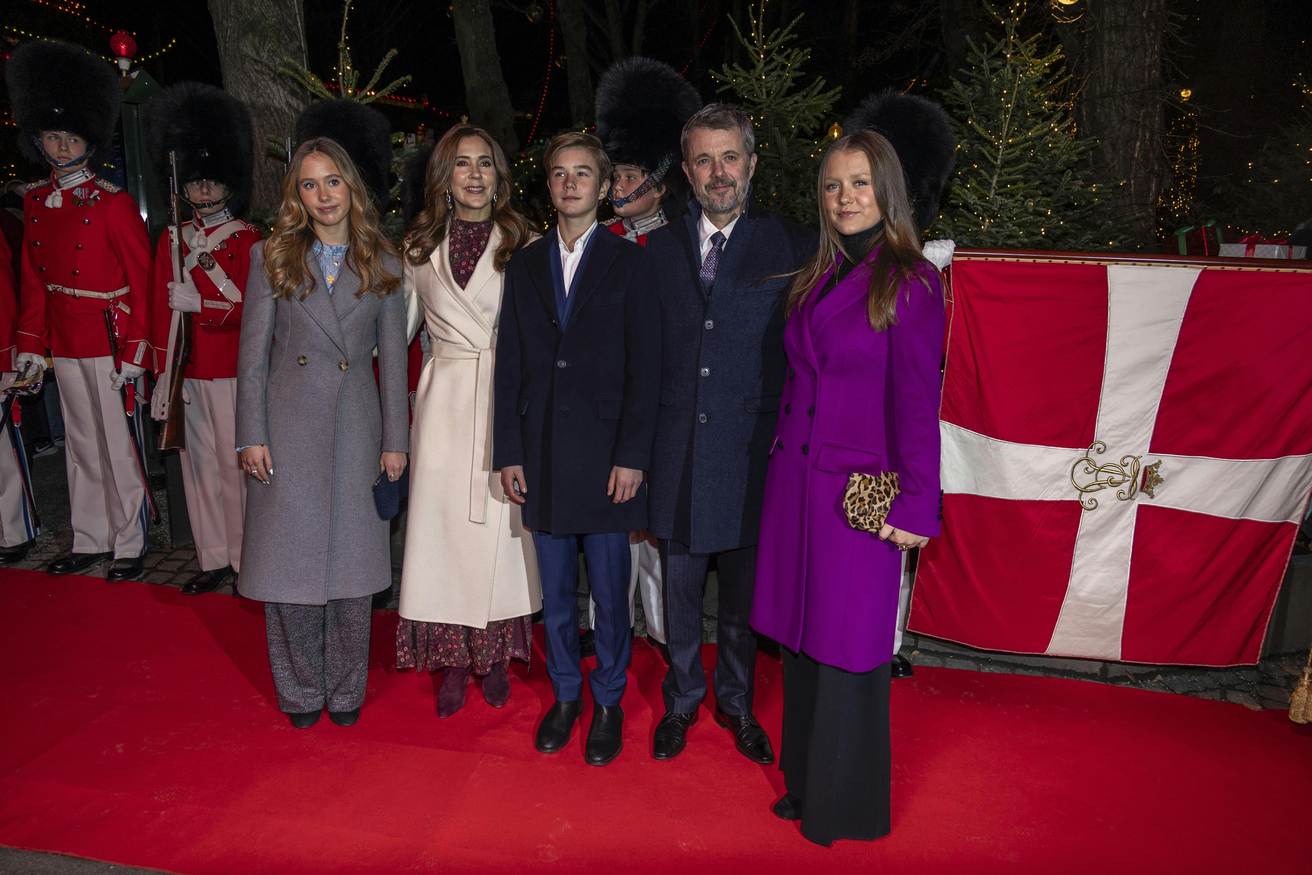 Kong Frederik og dronning Mary med deres tre yngste børn i Tivoli.